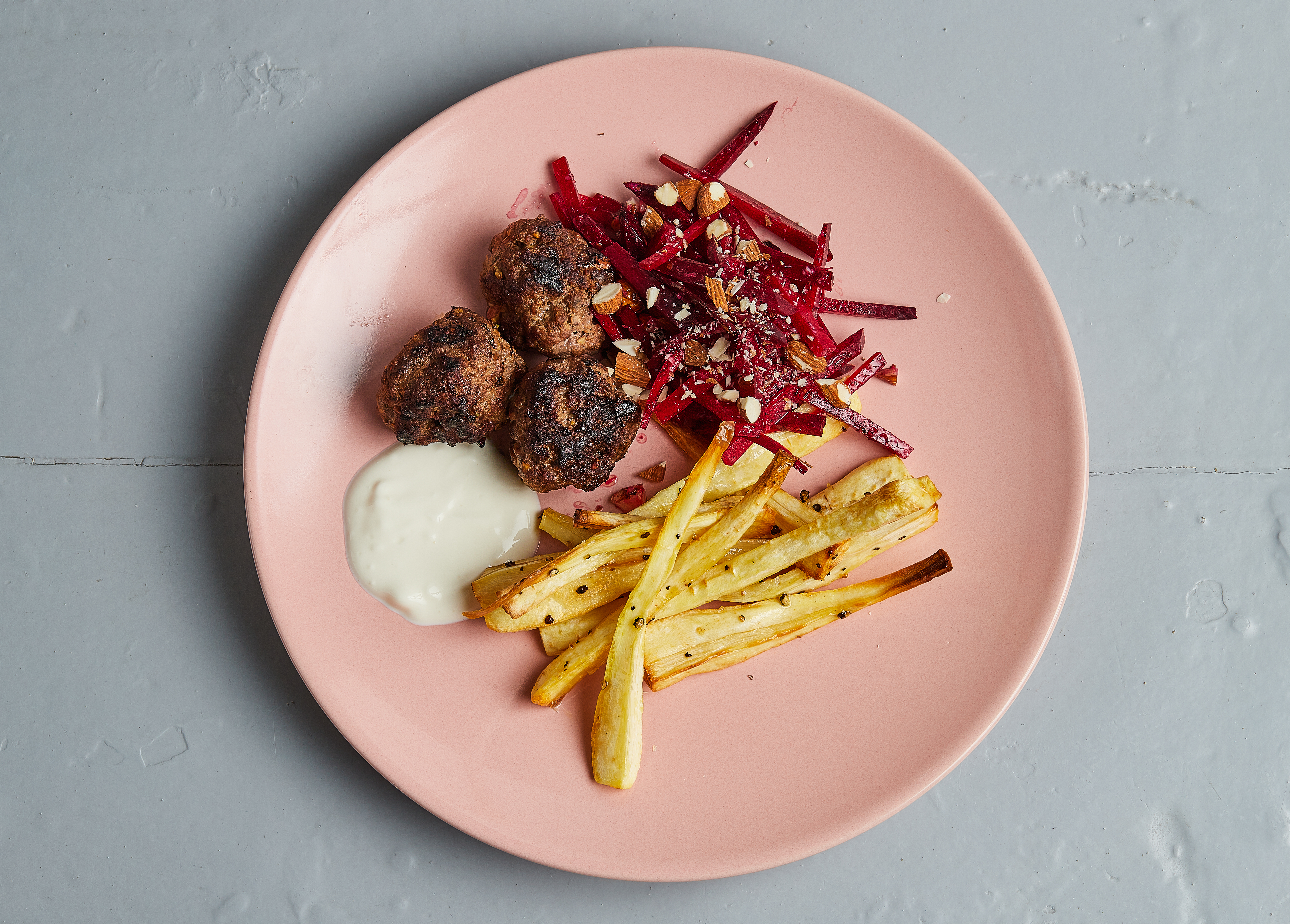 Rodfrugtfritter med syrlig rødbedesalat og krydrede kødboller