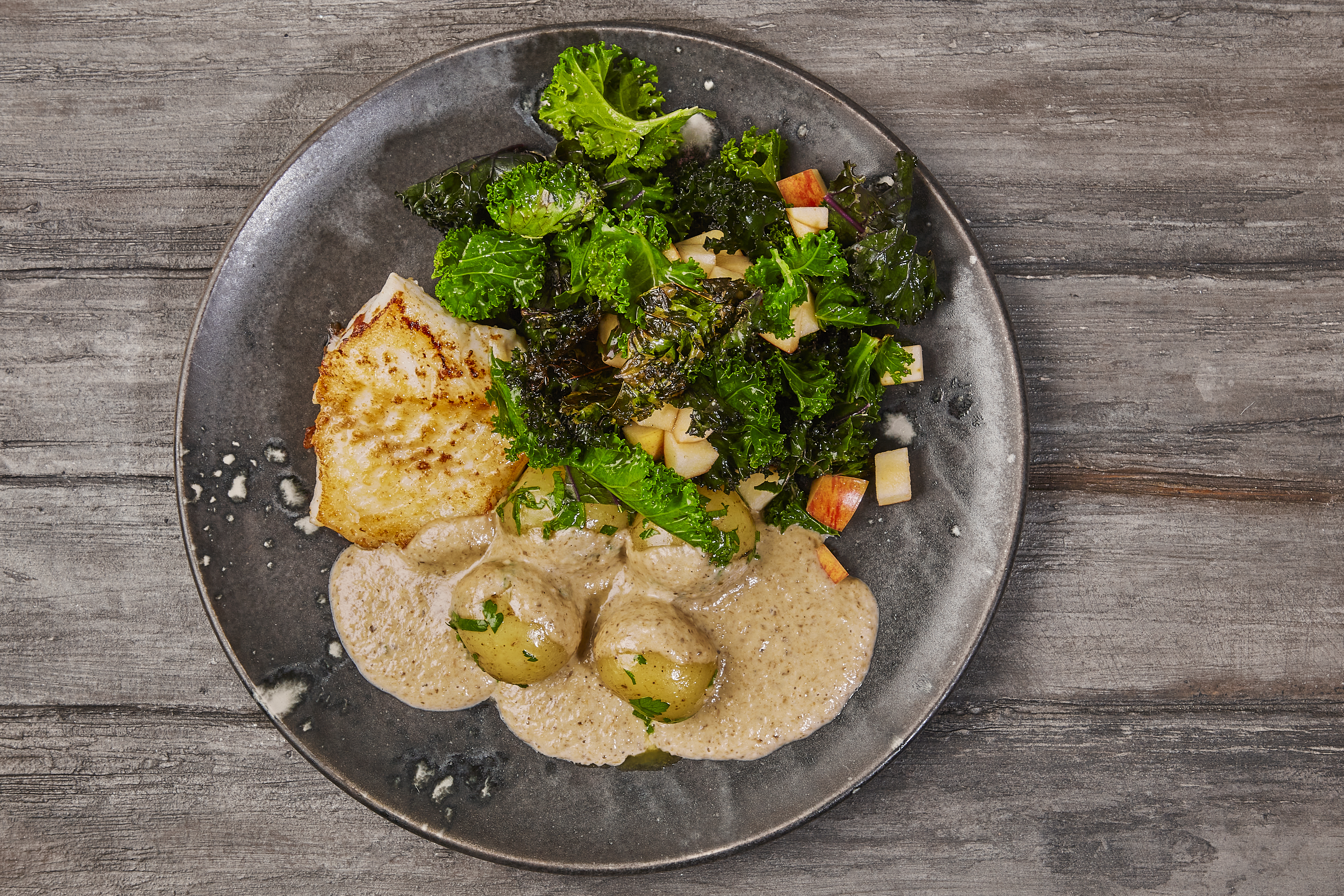 Stegt torsk med palme- og grønkål, persillekartofler & æbler (KnogleSund)