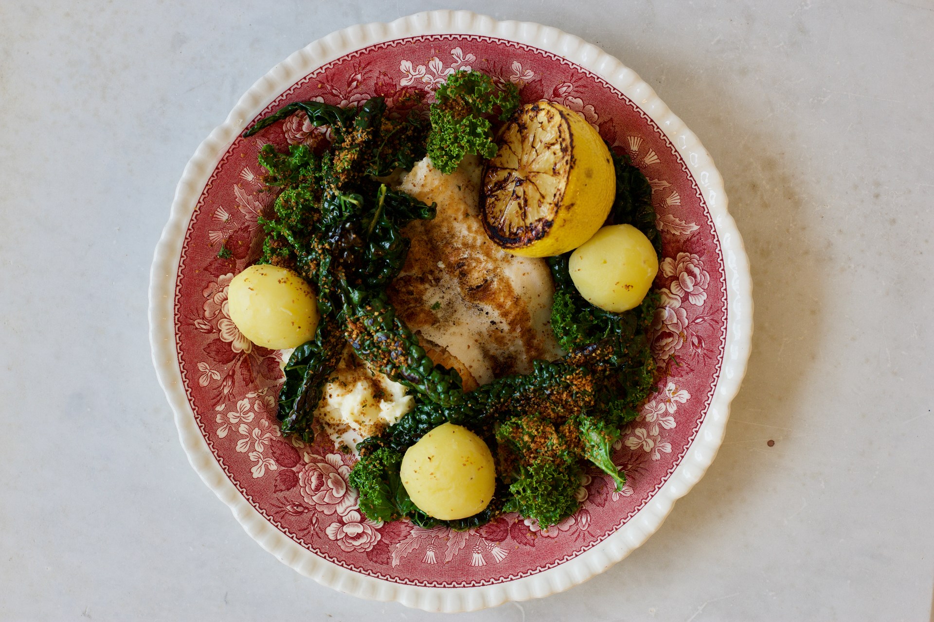 Stegt rødspætte med persillerodscreme, grillet citron og kål - Opskrift ...