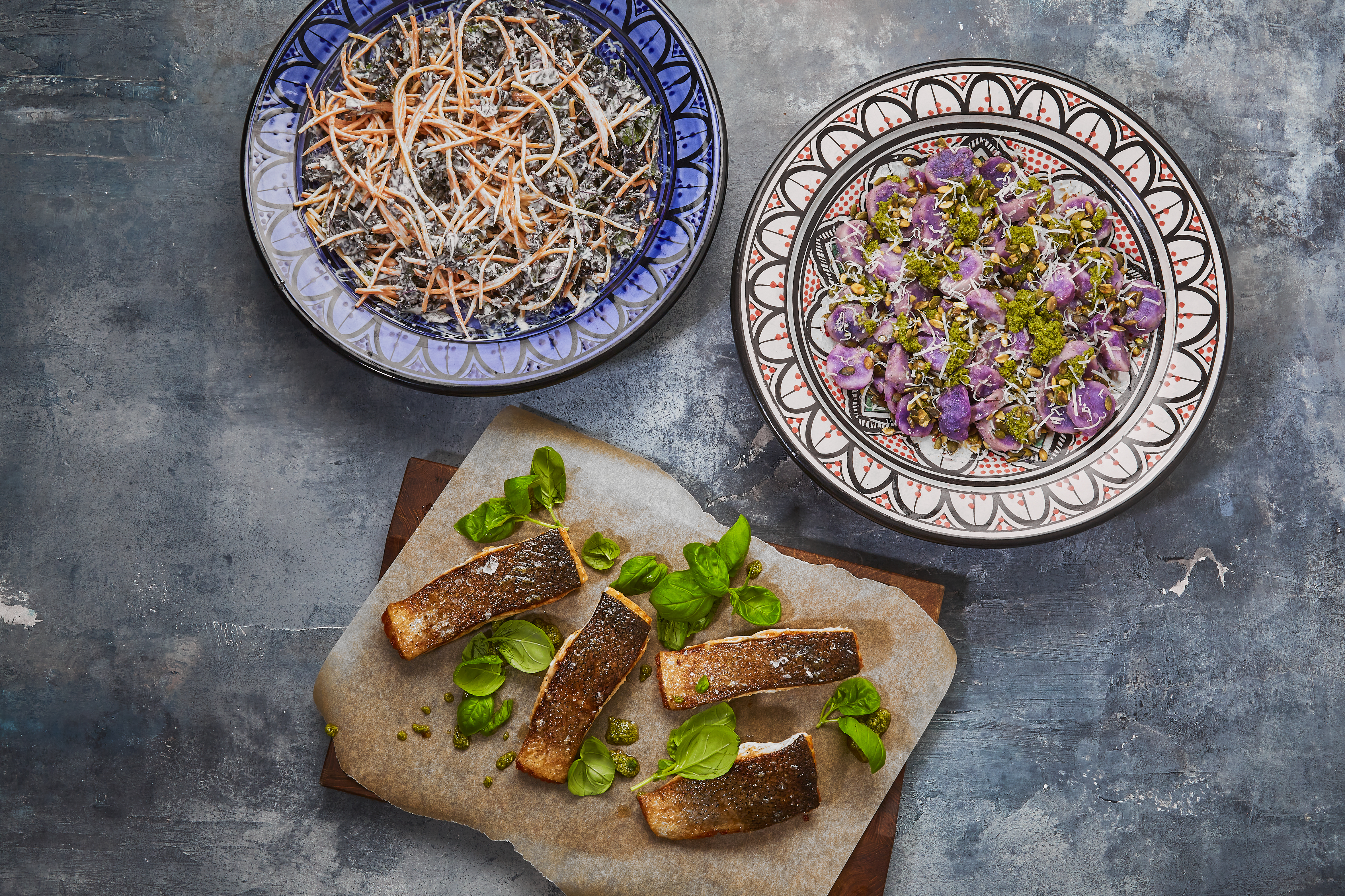 Stegt laks med violette kartofler, ristede hasselnødder og grønkål