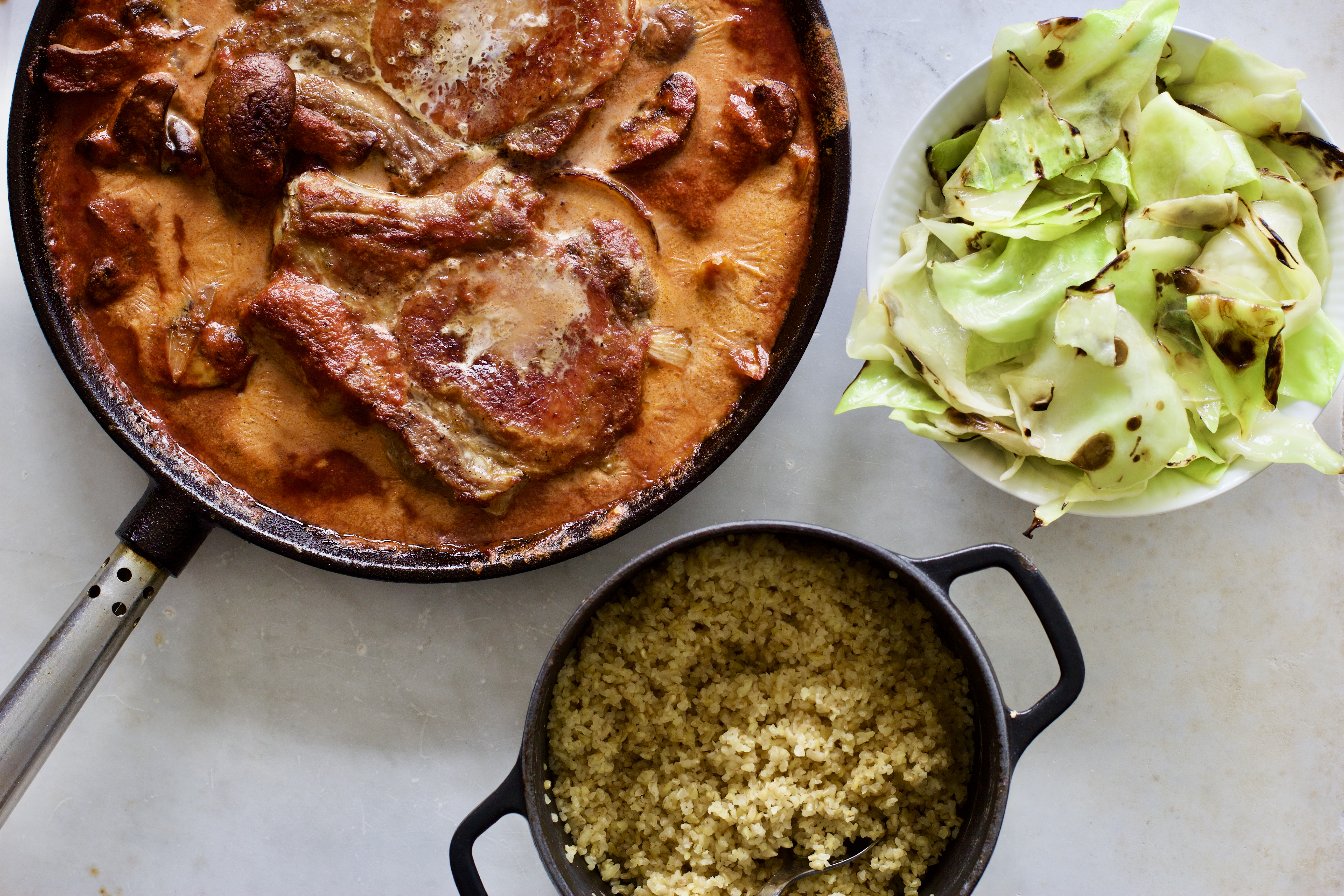 Koteletter i fad med stegt spidskål og bulgur