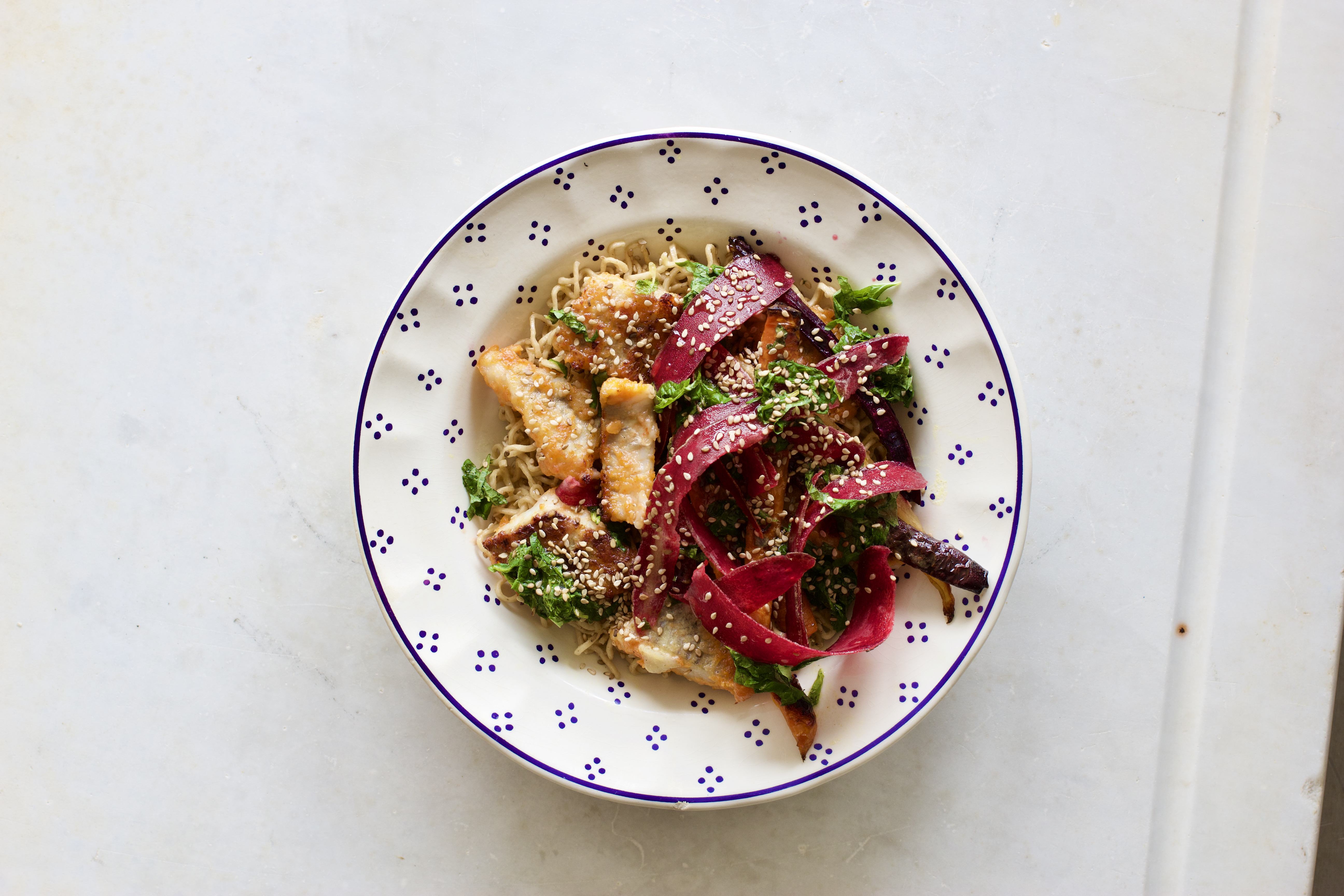 Frisk nudelsalat med sriracha stegt mørksej i misosauce og mynte