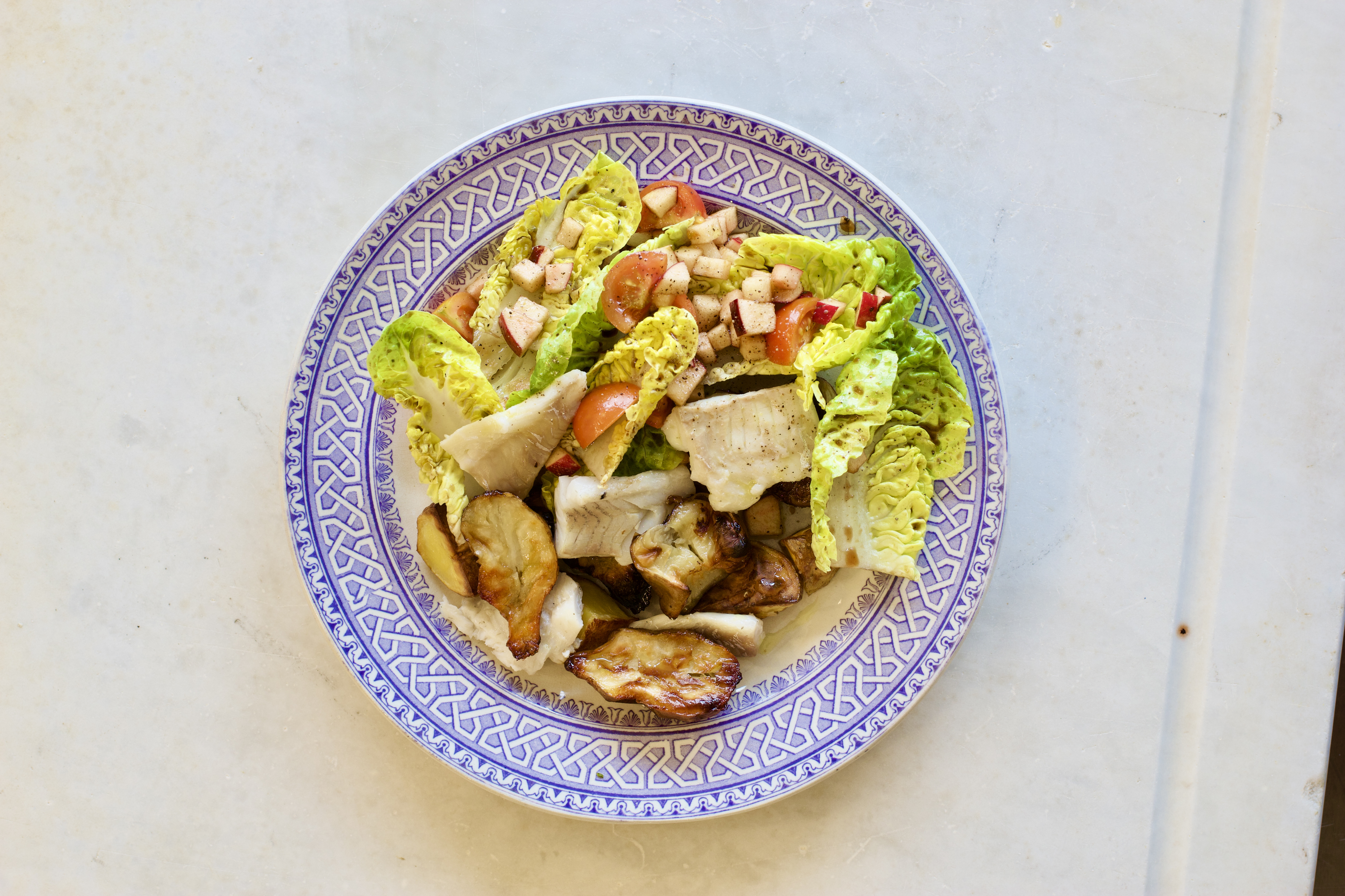 Laks med bagte jordskokker og frisk salat med æble og kota