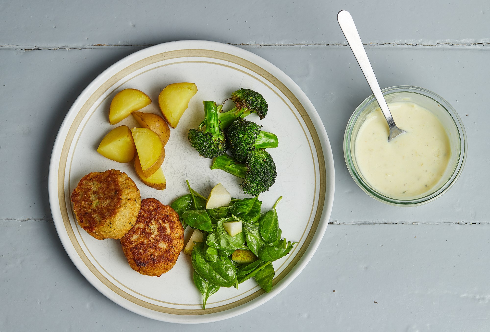 Fiskefrikadelle med kartoffel, remoulade sovs, stegt broccoli og spinatsalat