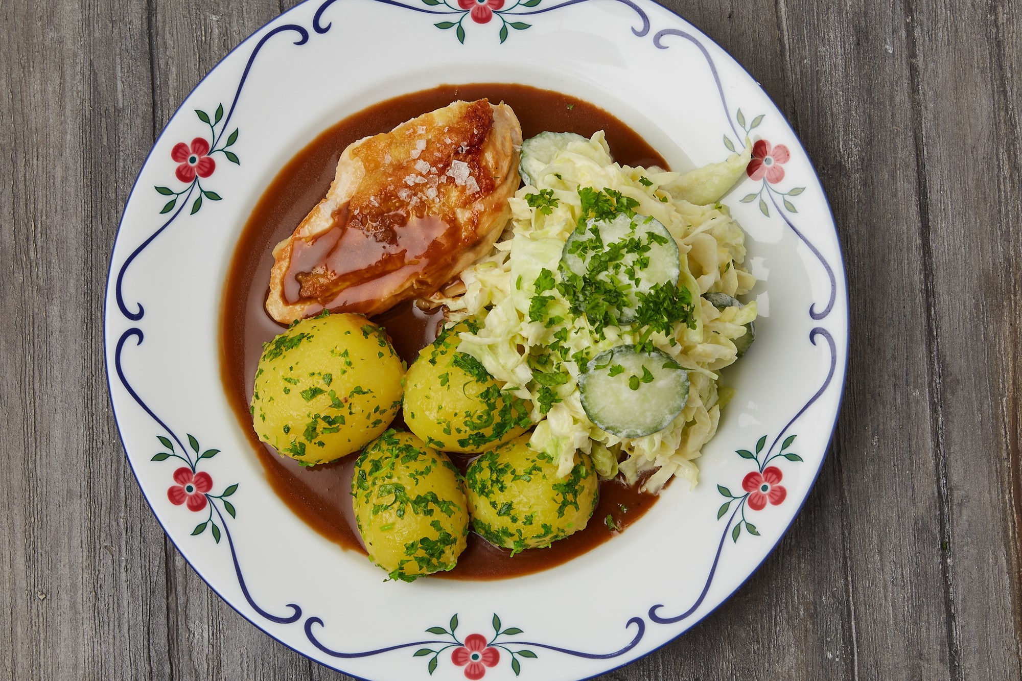 Kylling med kartofler og skysovs samt mormorsalat med spidskål & agurk