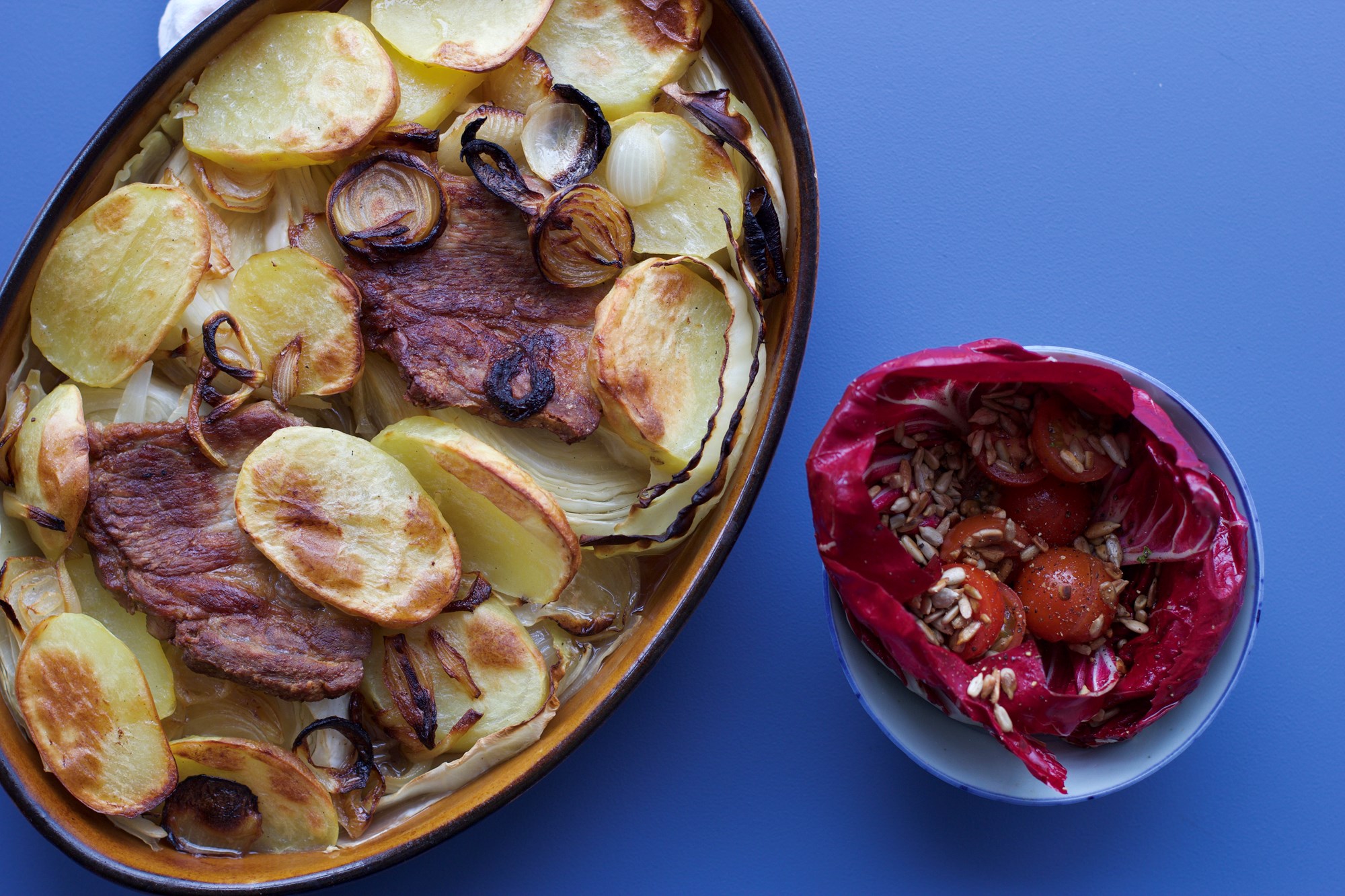 Amagerkoteletter med savoykål og løg og hjertesalat med tomater