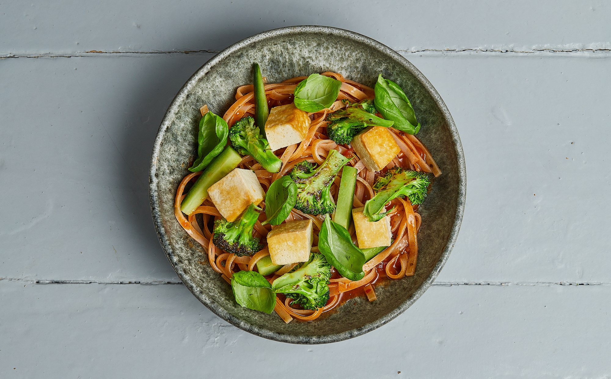 Stegt broccoli på spaghetti med tofu, haydari krydderi og lime