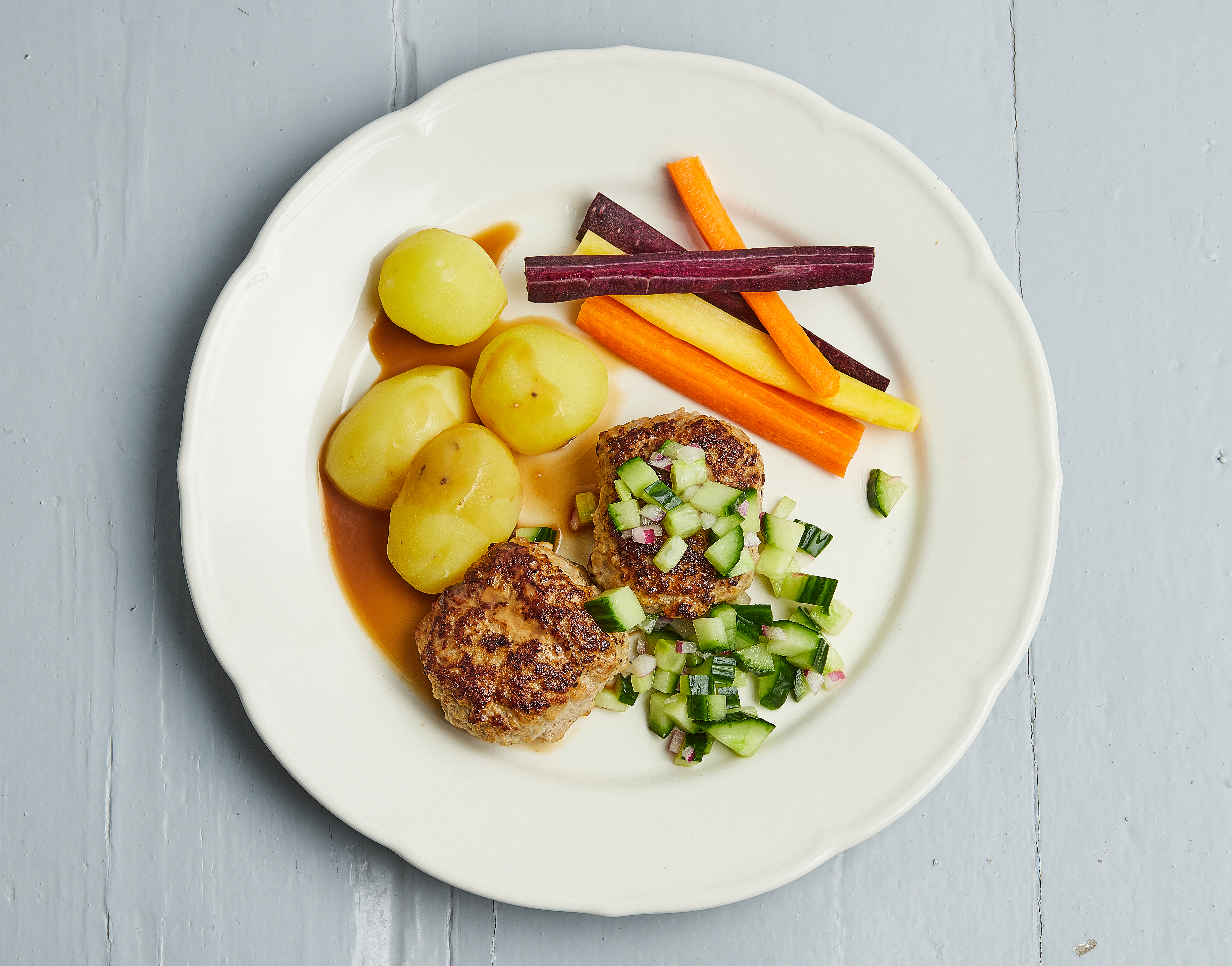 Heat:  Skagenfood frikadeller med skysovs, kartofler, hurtig syltede agurker og guler...