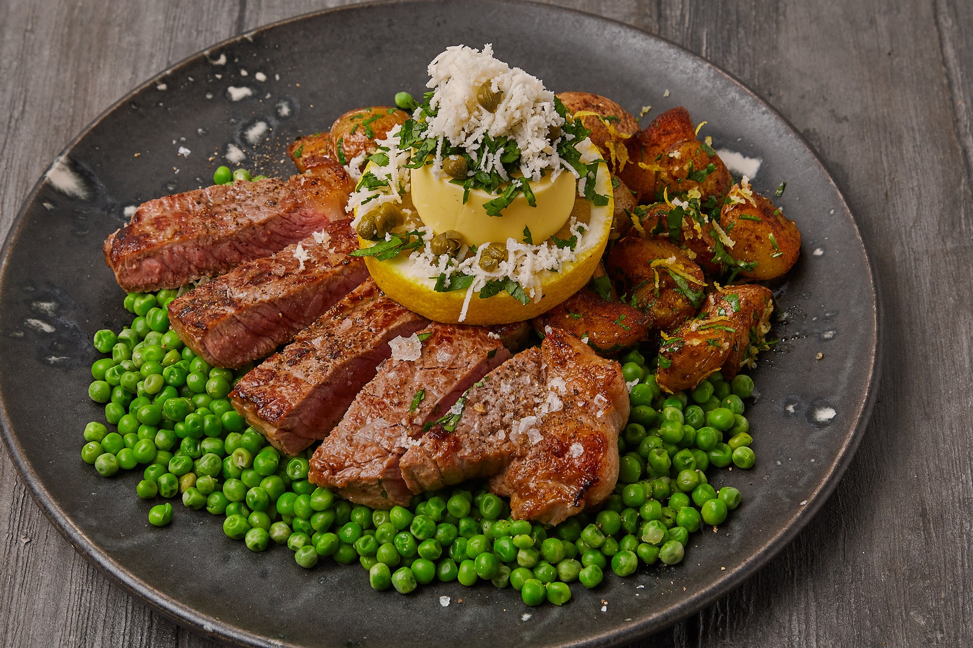steak med brasede kartofler ærter - Opskrift fra Skagenfood.dk