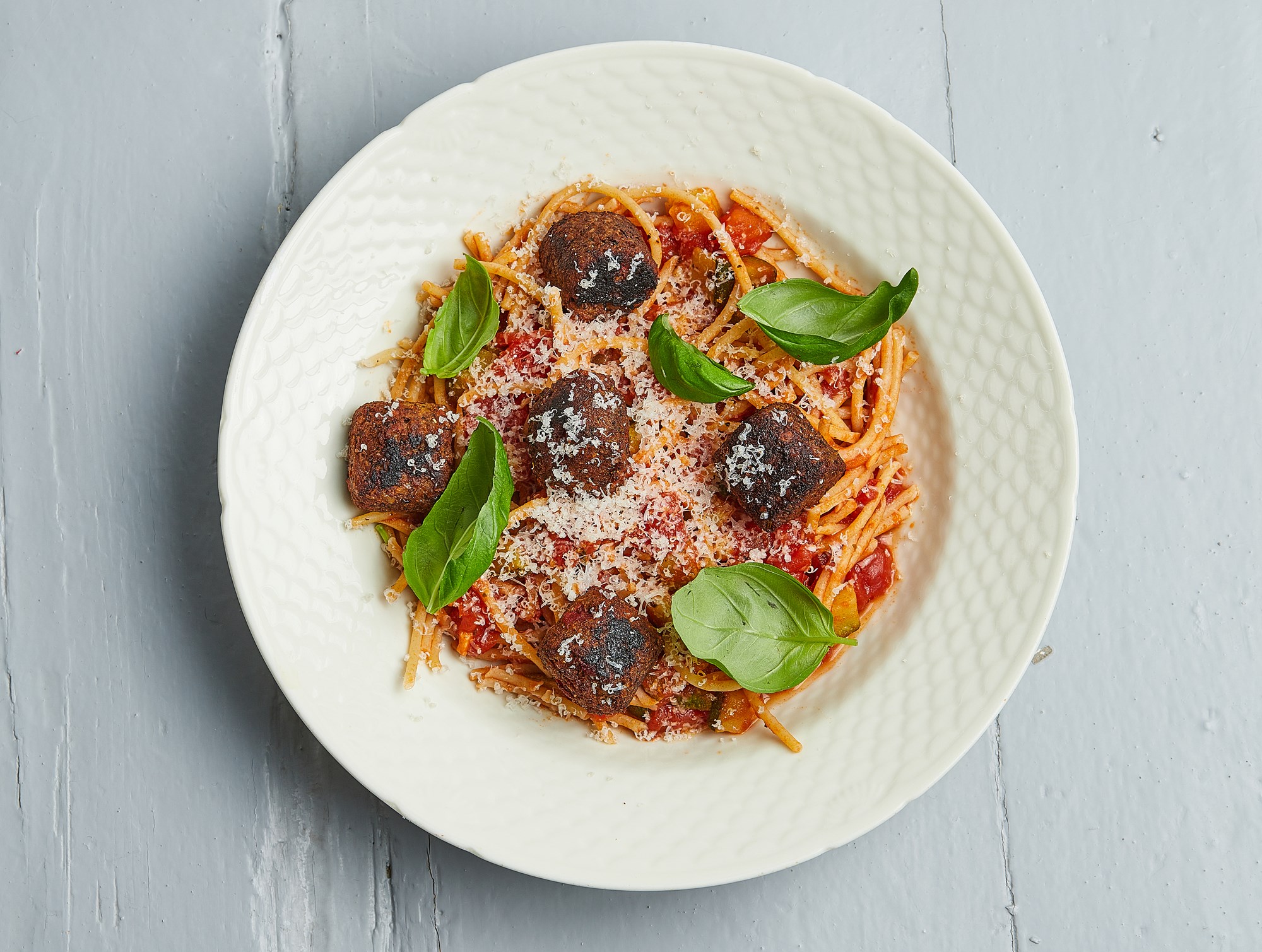 Spaghetti med grønne boller og tomatsovs