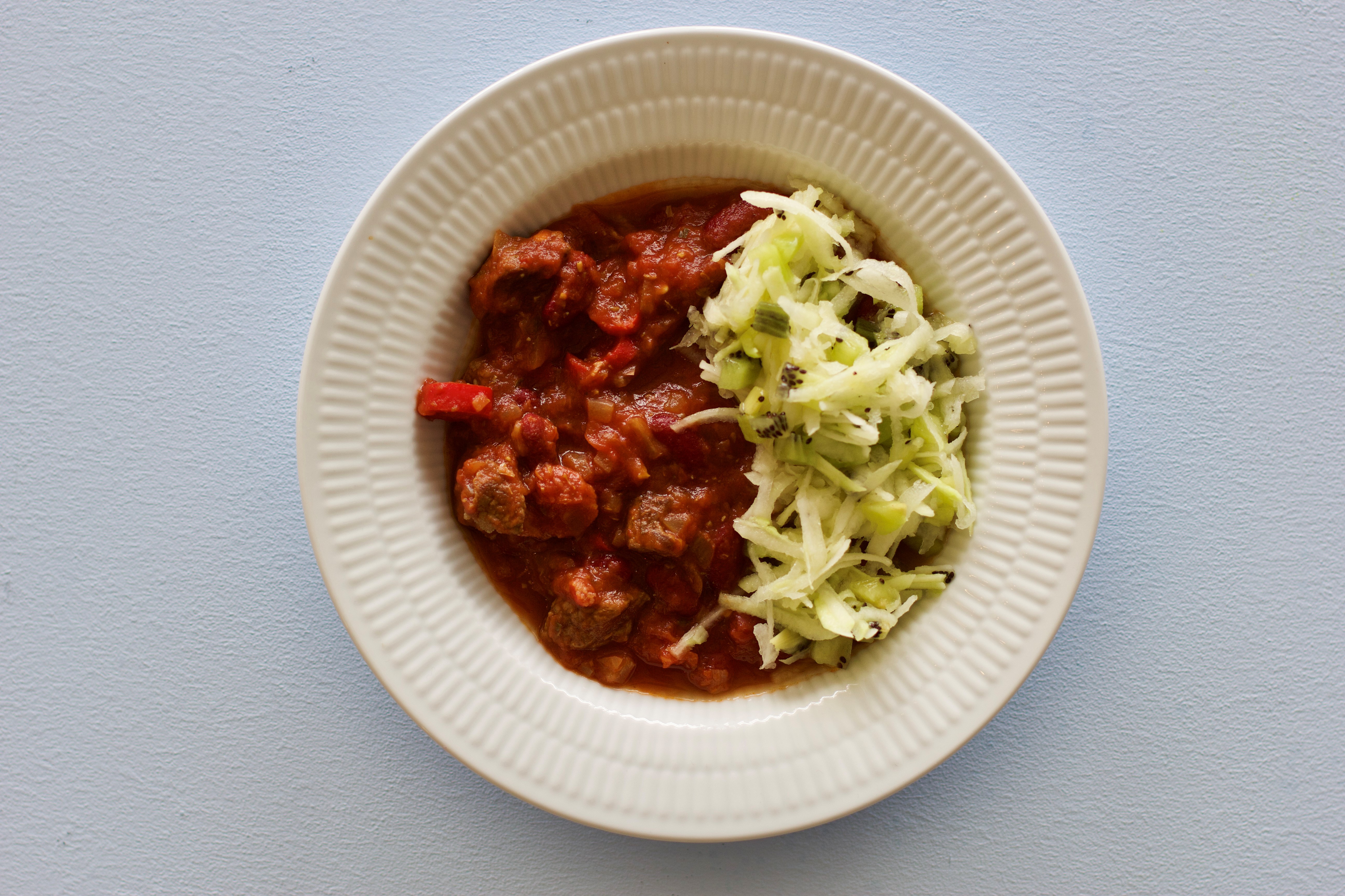 Chili con carne med salat af kiwi og glaskål - Opskrift fra Skagenfood.dk Chili con carne med salat af kiwi og glaskål - Opskrift fra Skagenfood.dk