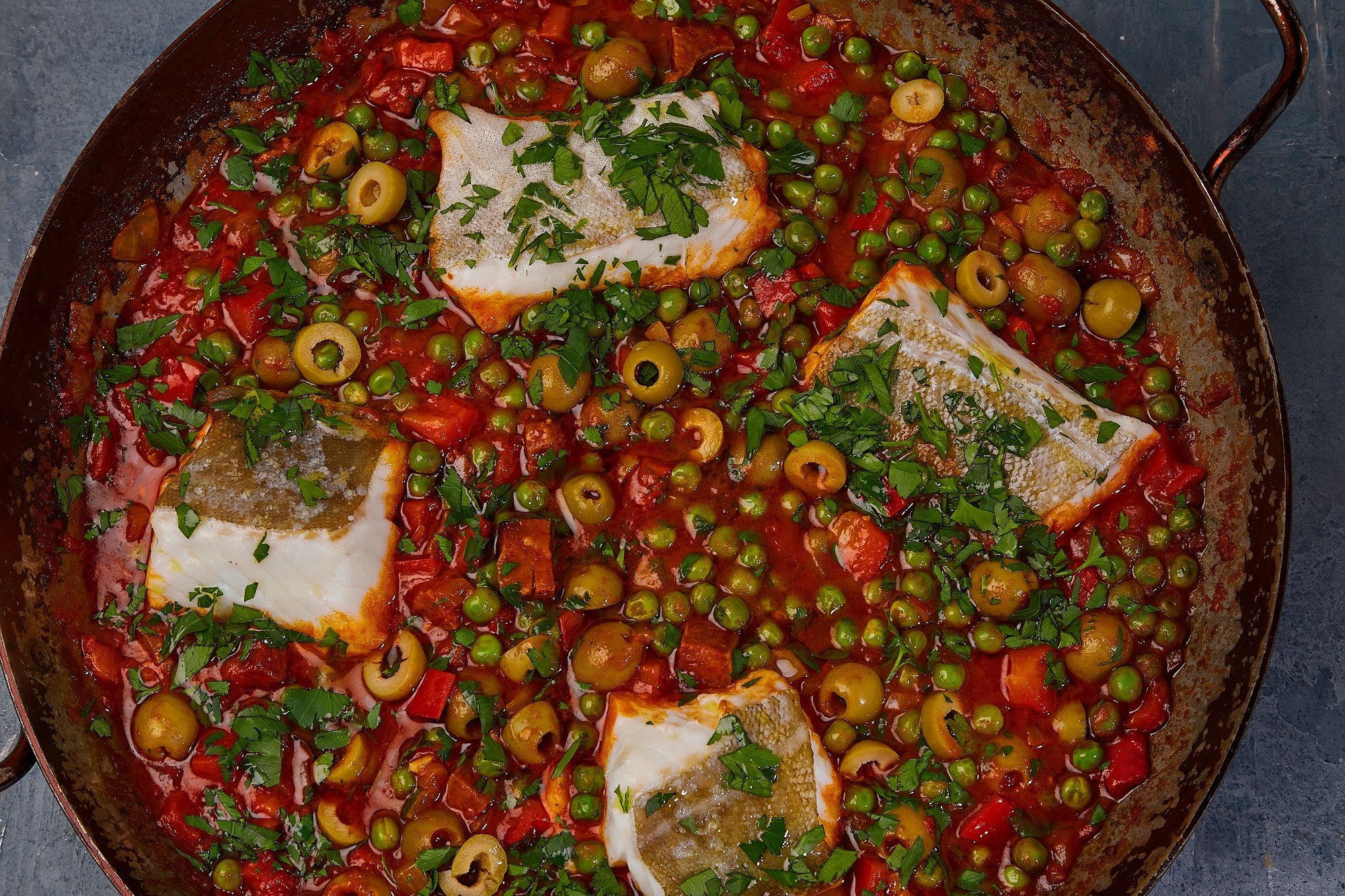 Kuller bagt i spansk tomatsovs med chorizo, peberfrugt og oliven