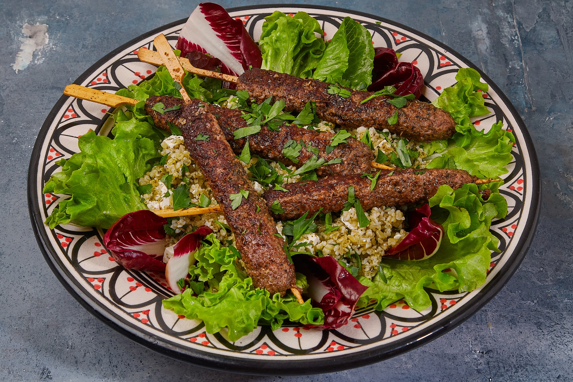 Köfta kebabs med tomatsalat med kota og persille-tabbouleh