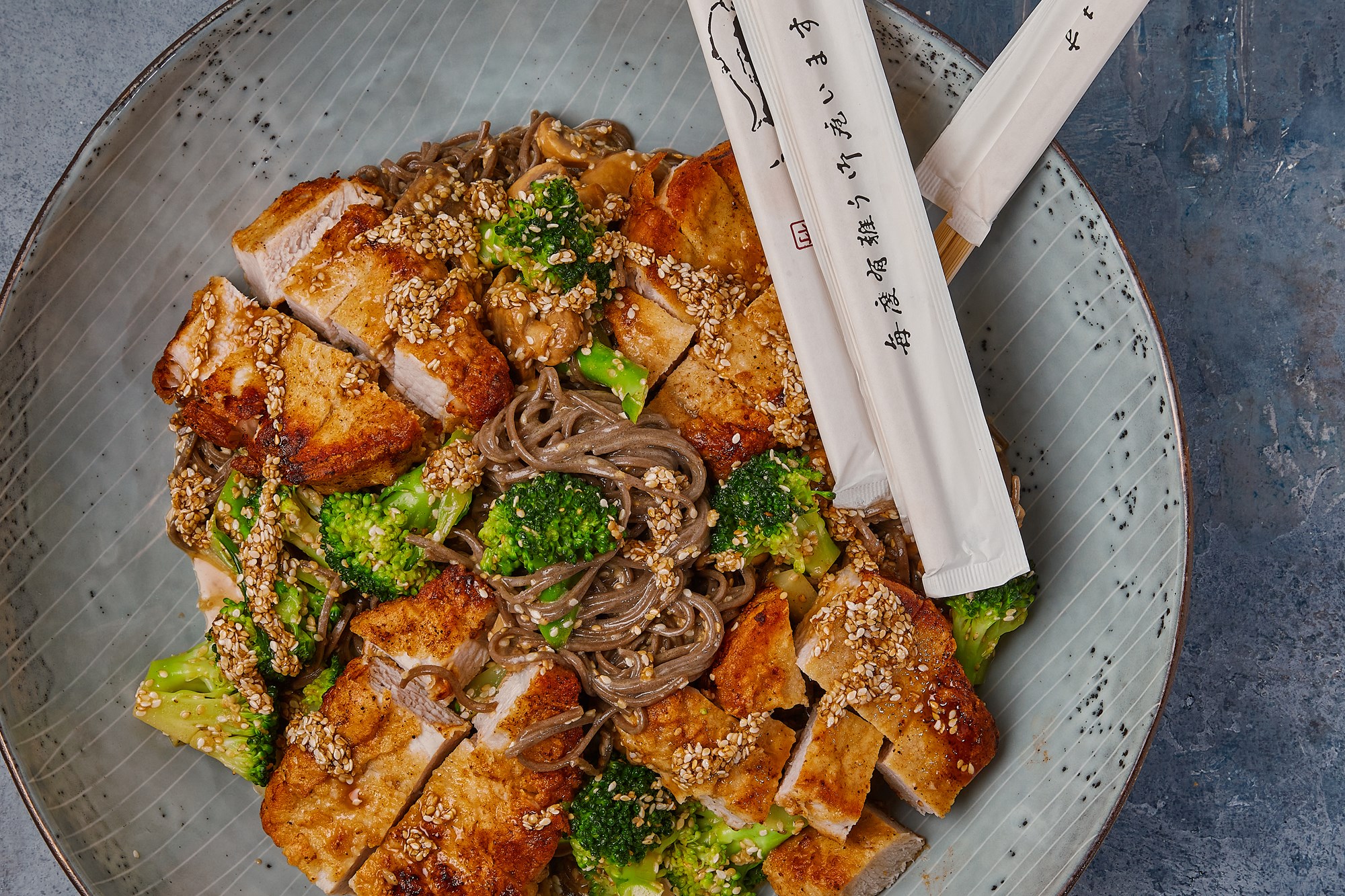 Kotelet med boghvedenudler, champignons, broccoli og goma dressing
