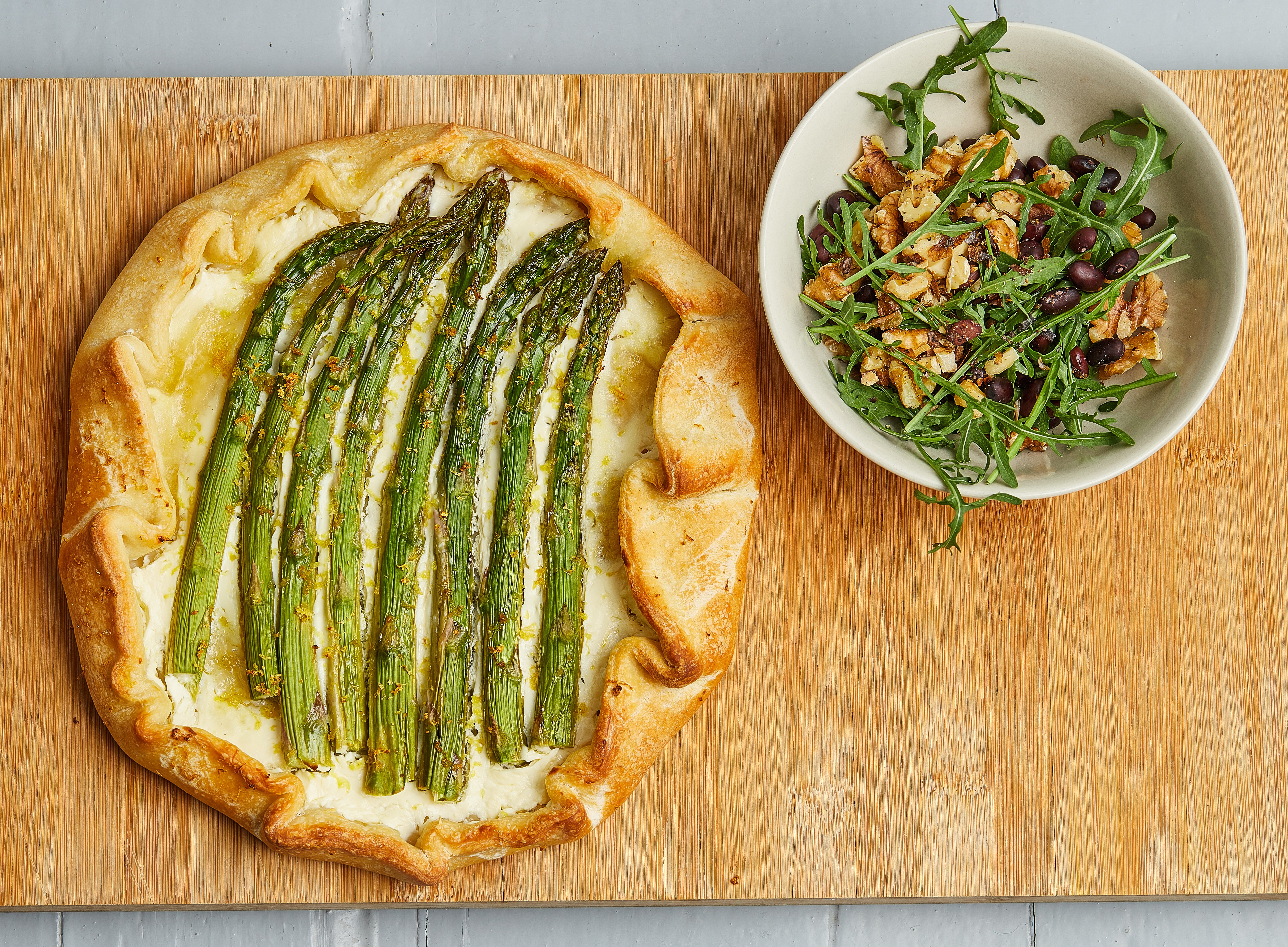 Aspargestærte med creme fraiche, rucola og sorte bønner - Opskrift fra ...