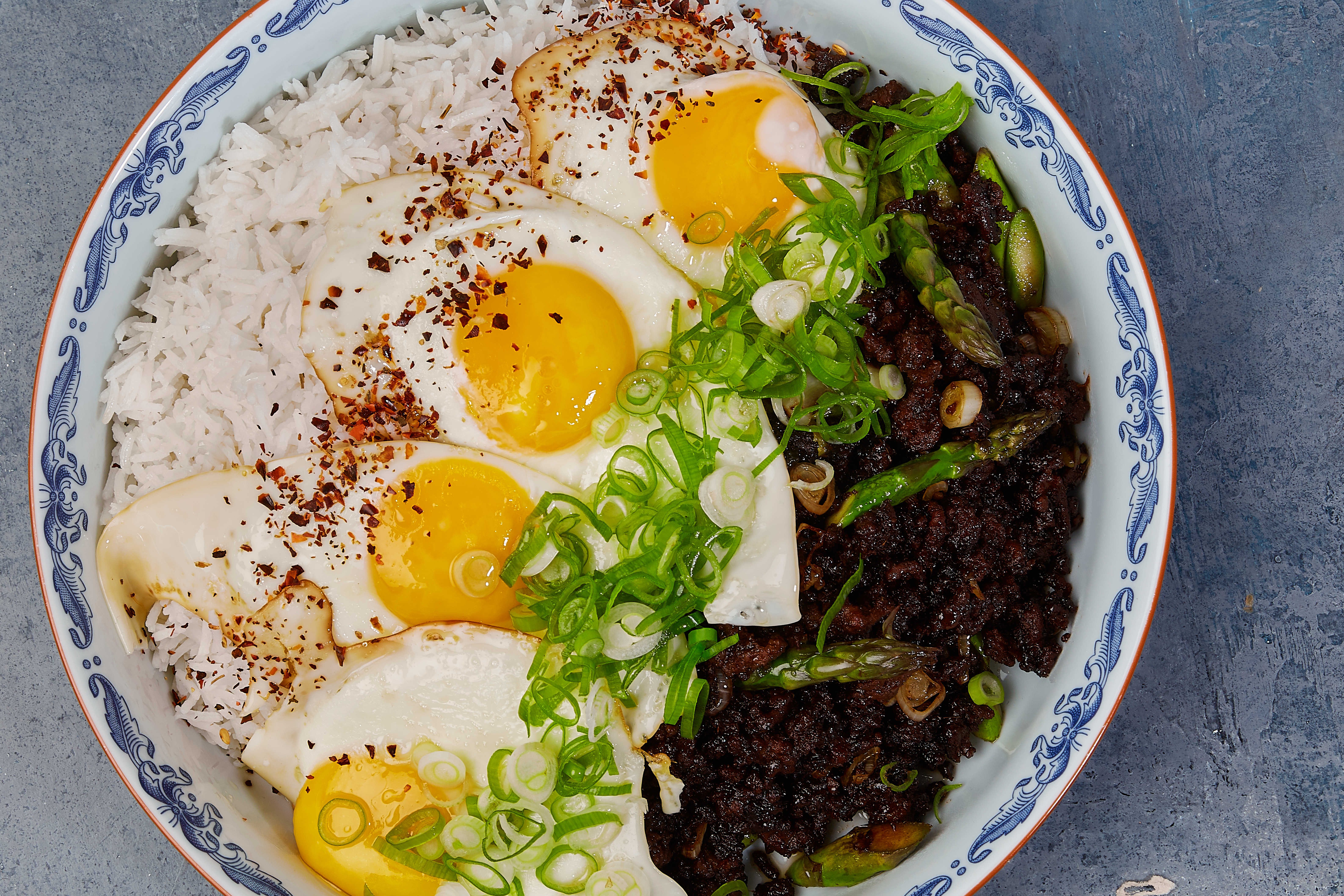 Koreansk Bibimbap på okse med forårsløg & asparges