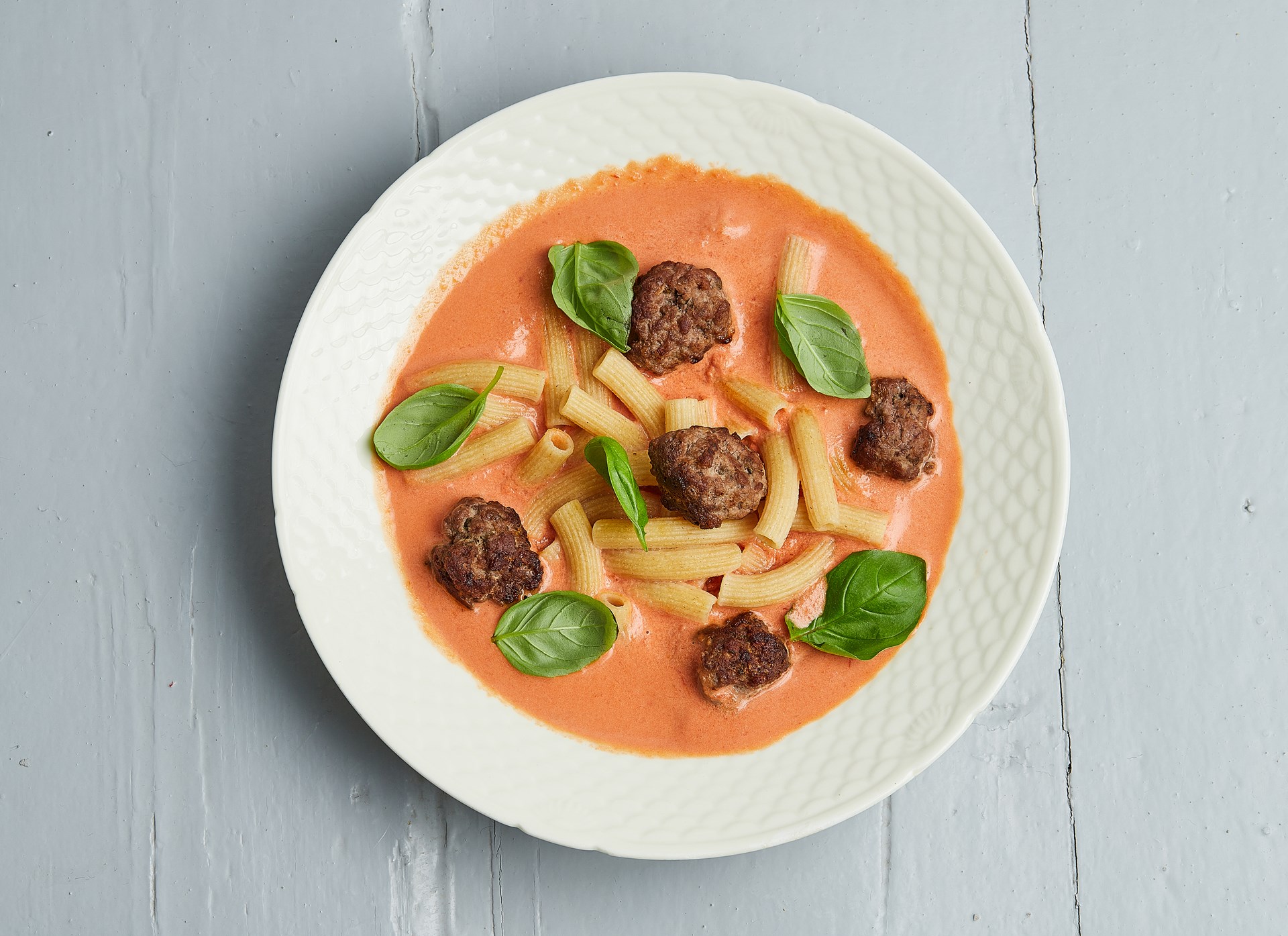 Tomatsuppe med pasta og små kødboller - Opskrift fra 