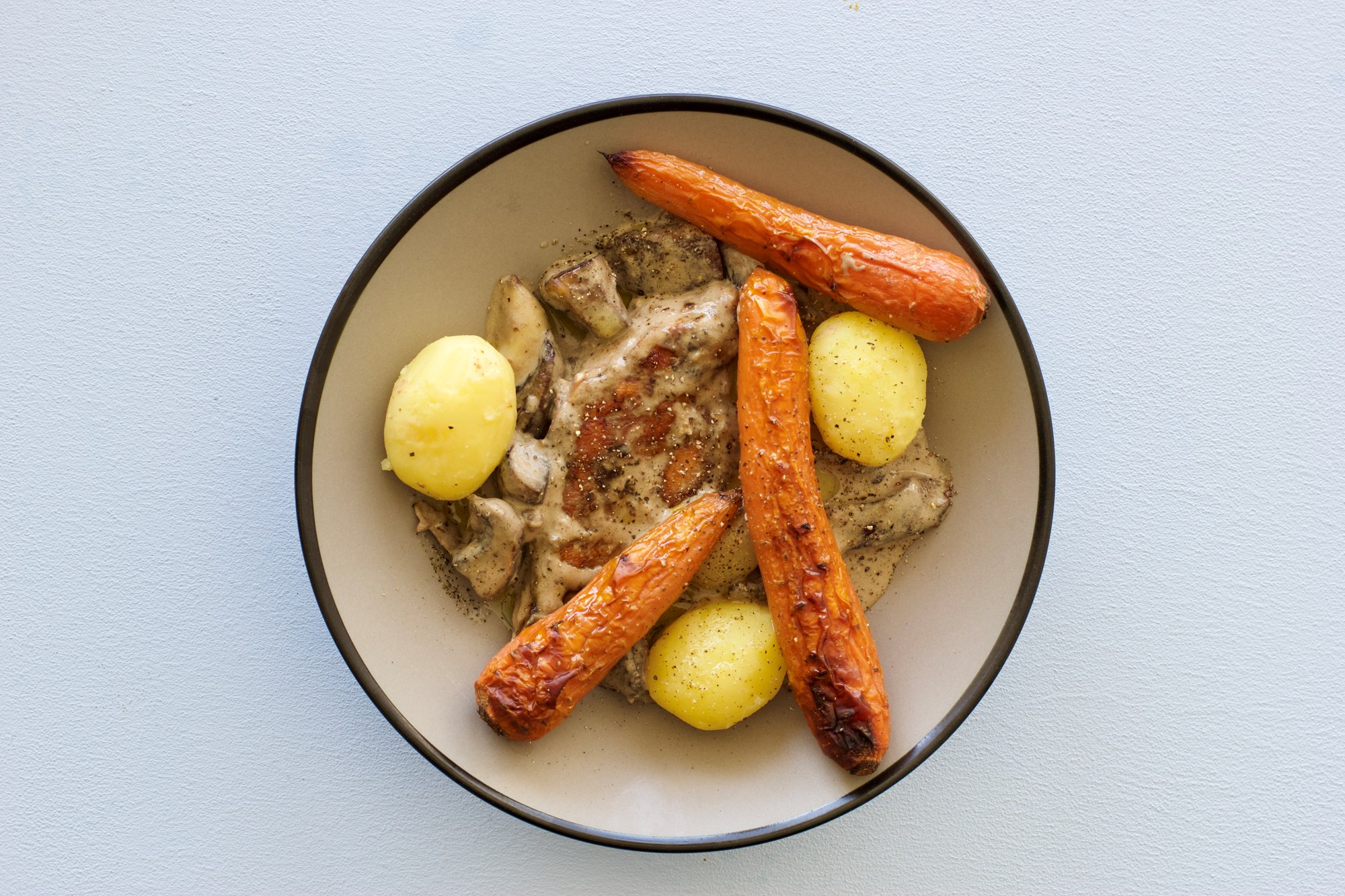 Stegt kylling i flødesovs med grillede nye gulerødder og nye kartofler
