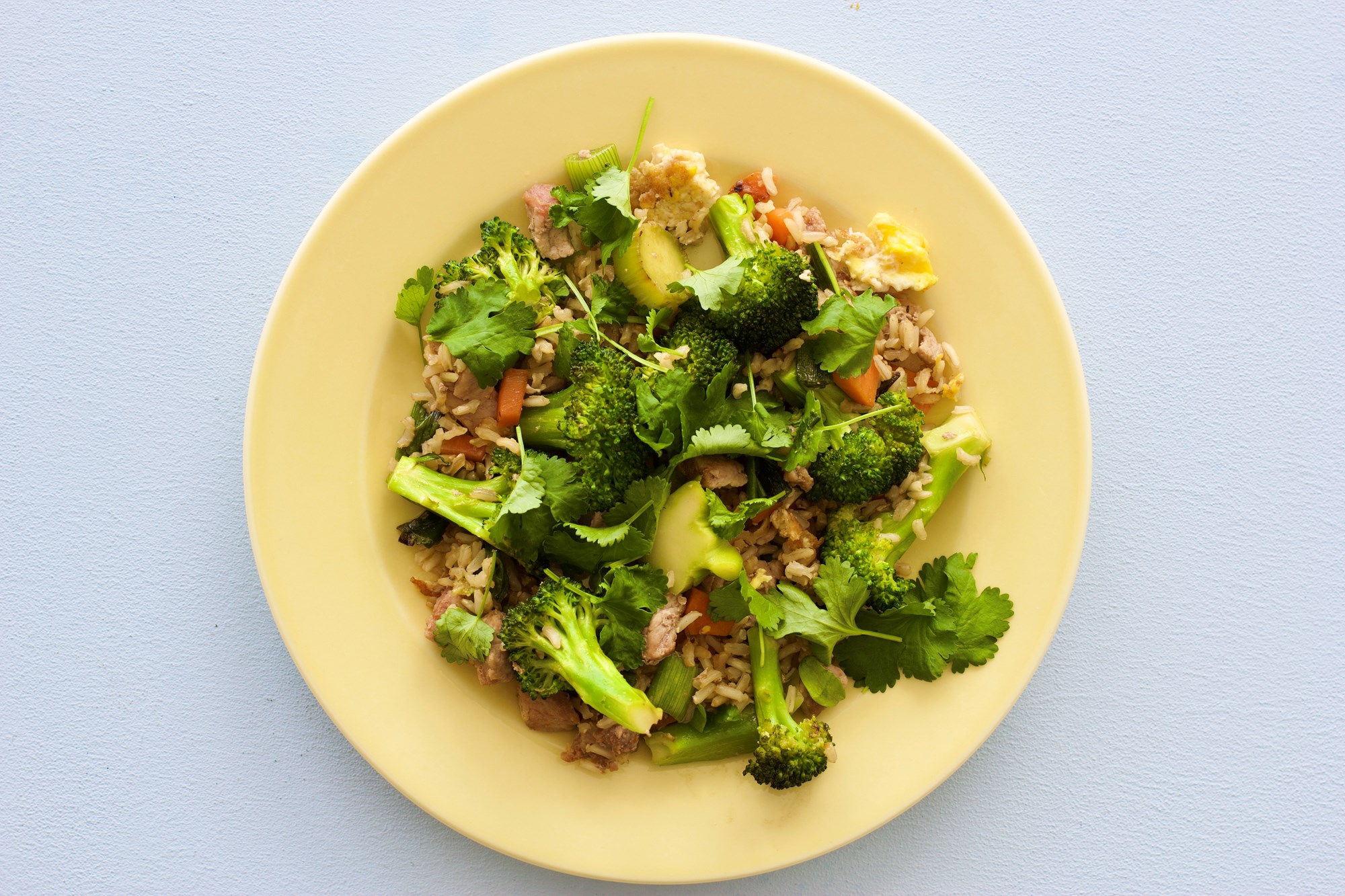 Yakimeshi (stegte ris) med mør gris, broccoli, gulerod og forårsløg