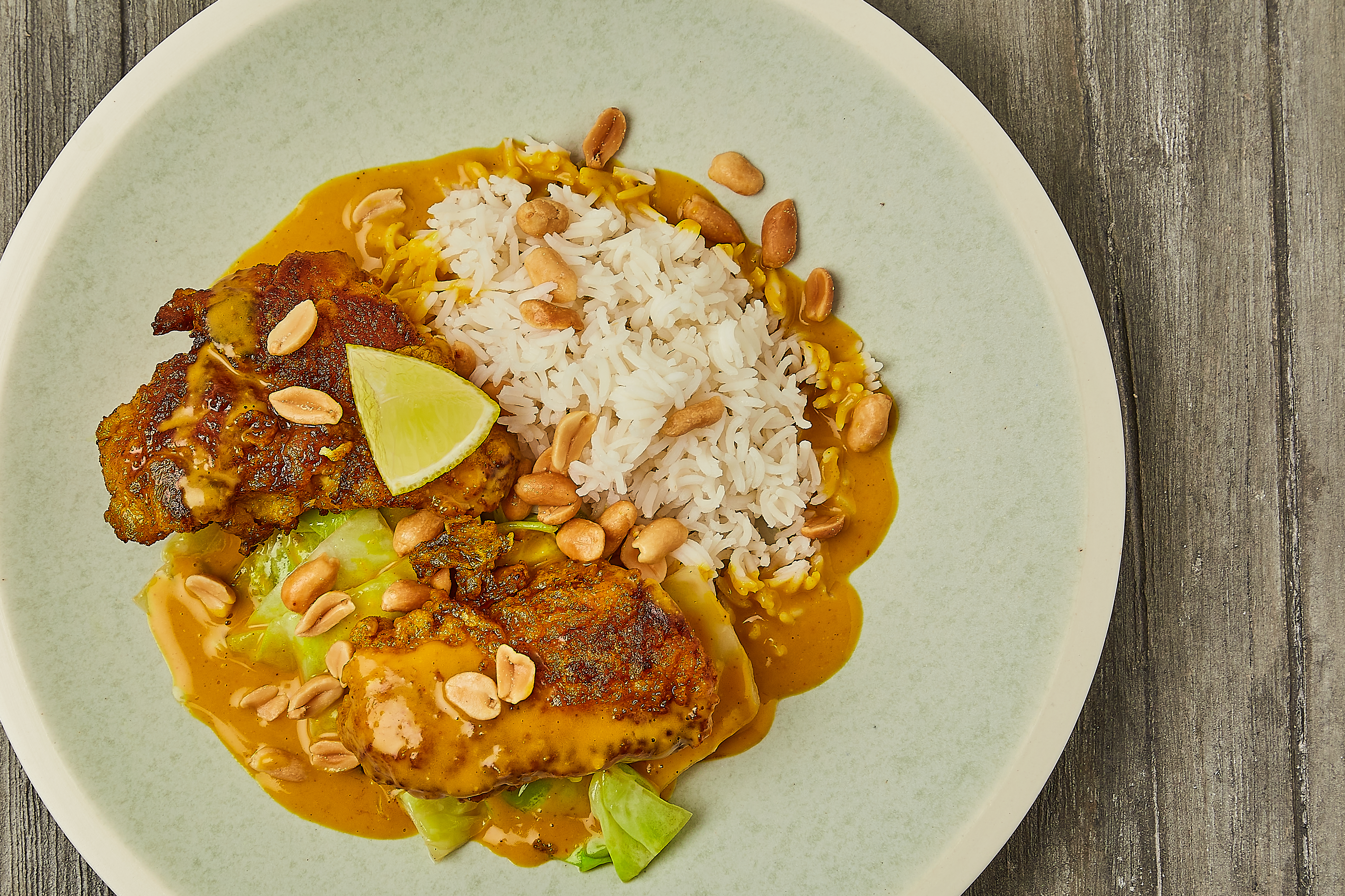 Lange i karrysovs med peanuts, spidskål og ris