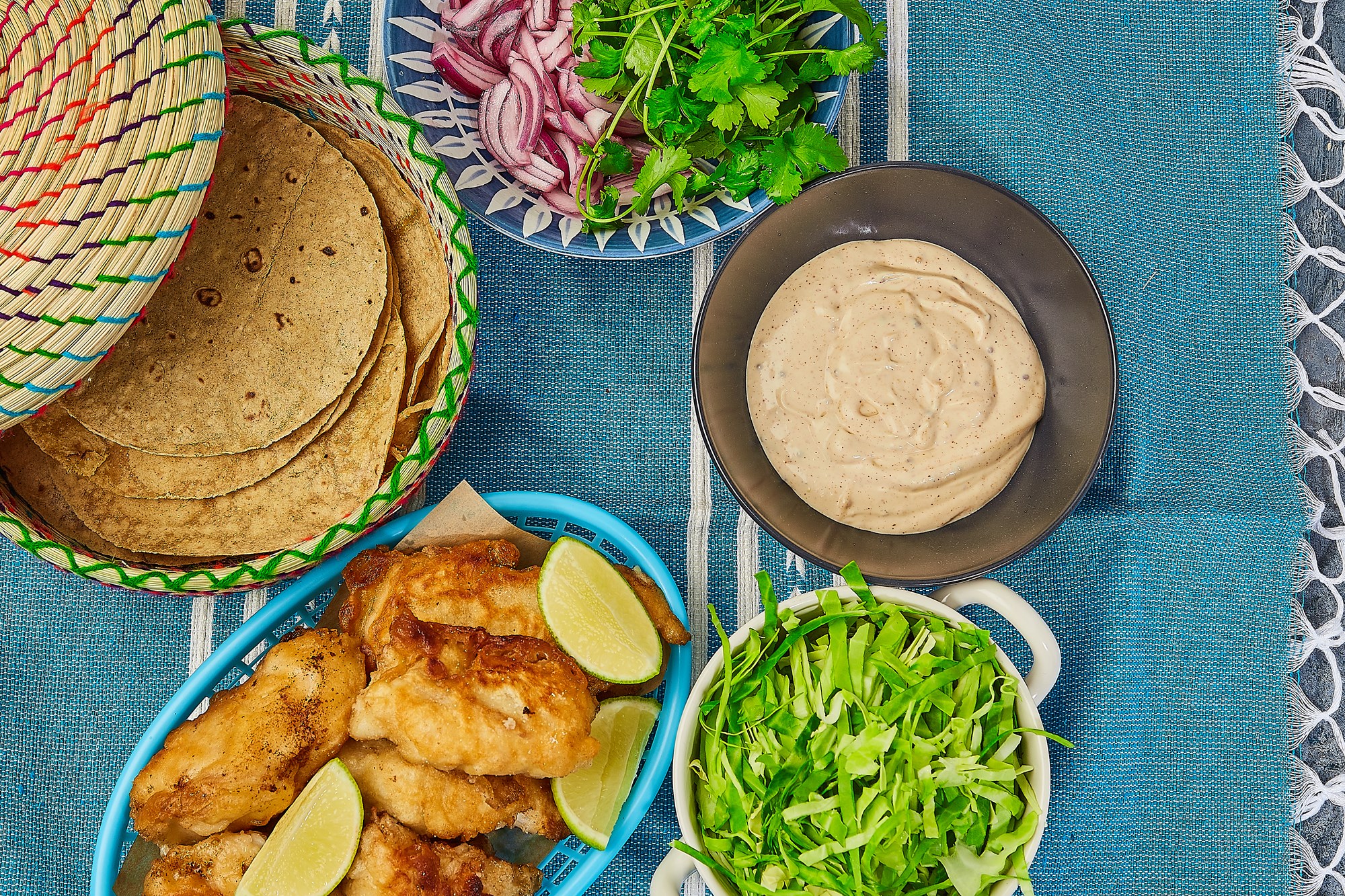 Baja style fiske-tacos med mørksej spidskål, chilisyltede rødløg, koriander & chipotledressing