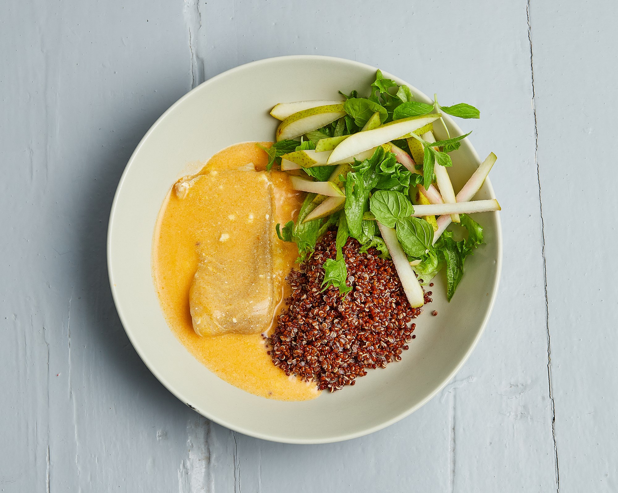 Pocheret kulmule i curry med quinoa, pære og pak choy