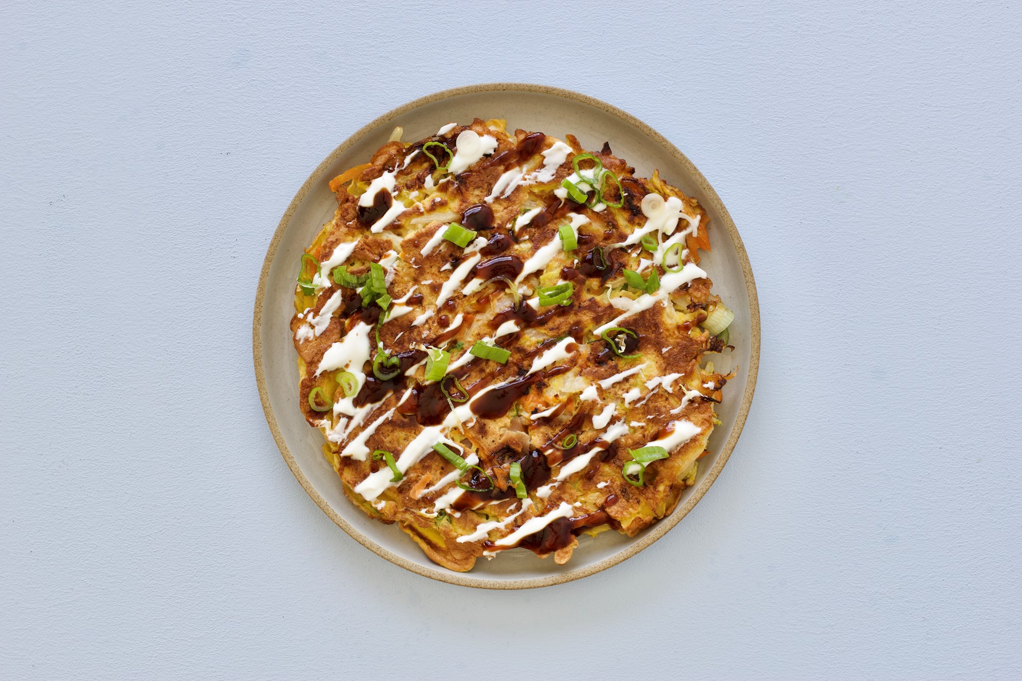 Okonomiyaki med bacon, forårsløg og hoisinsauce