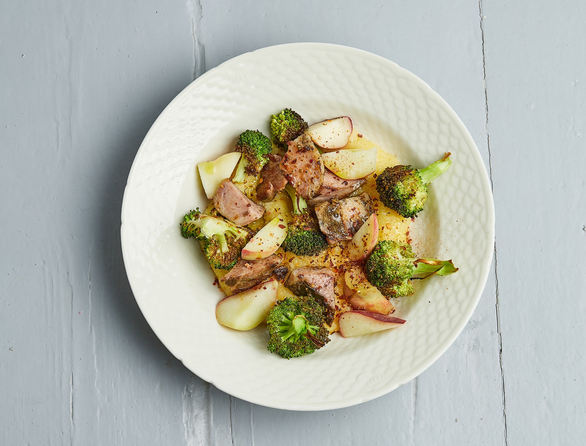 Mør svinenakke med broccoli, cremet polenta og abrikoser