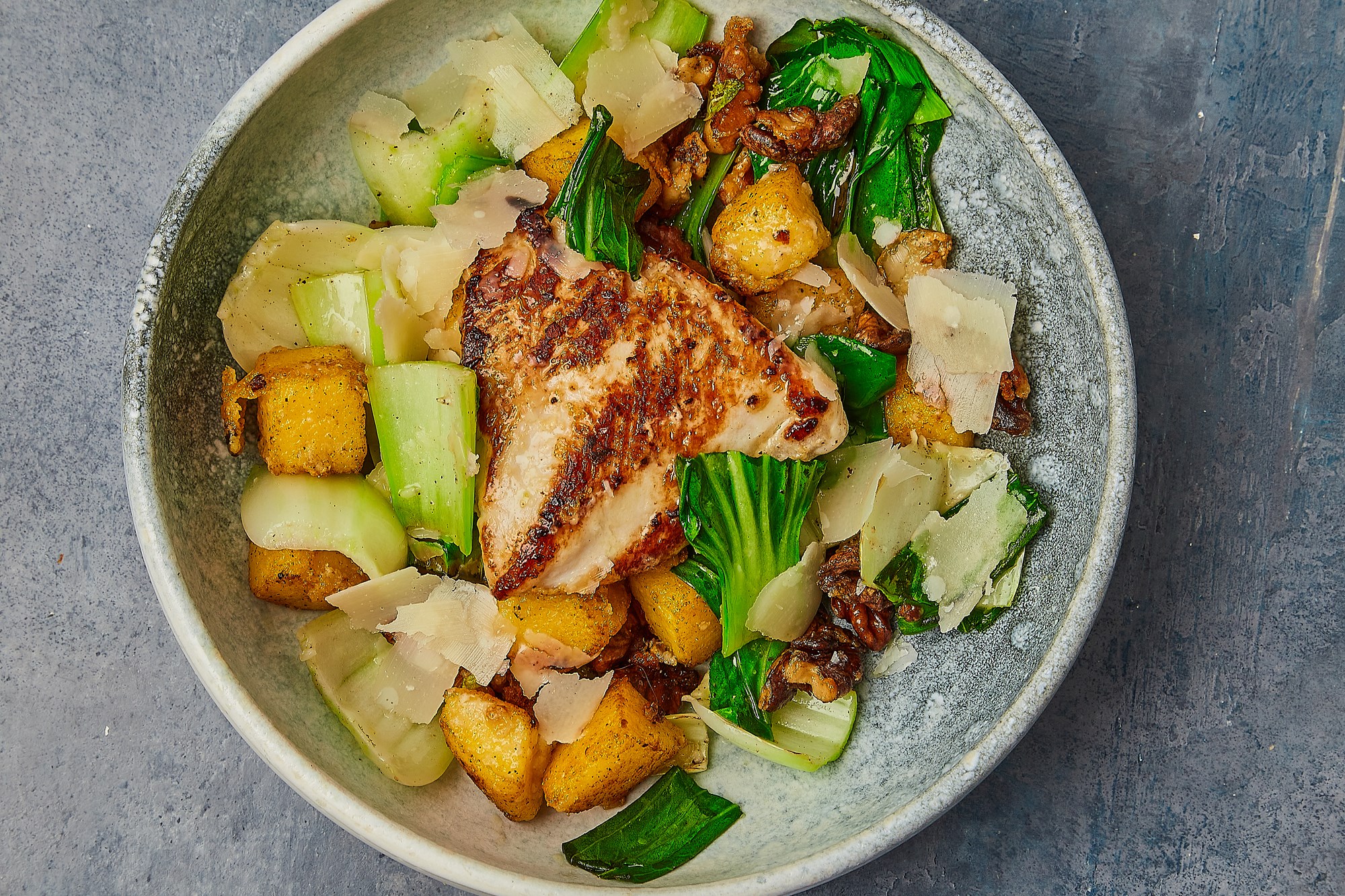 Stegt kulmule og stegte bladbeder med puré af valnødder, parmesan og ansjoser dertil hvidløgsstegt polenta