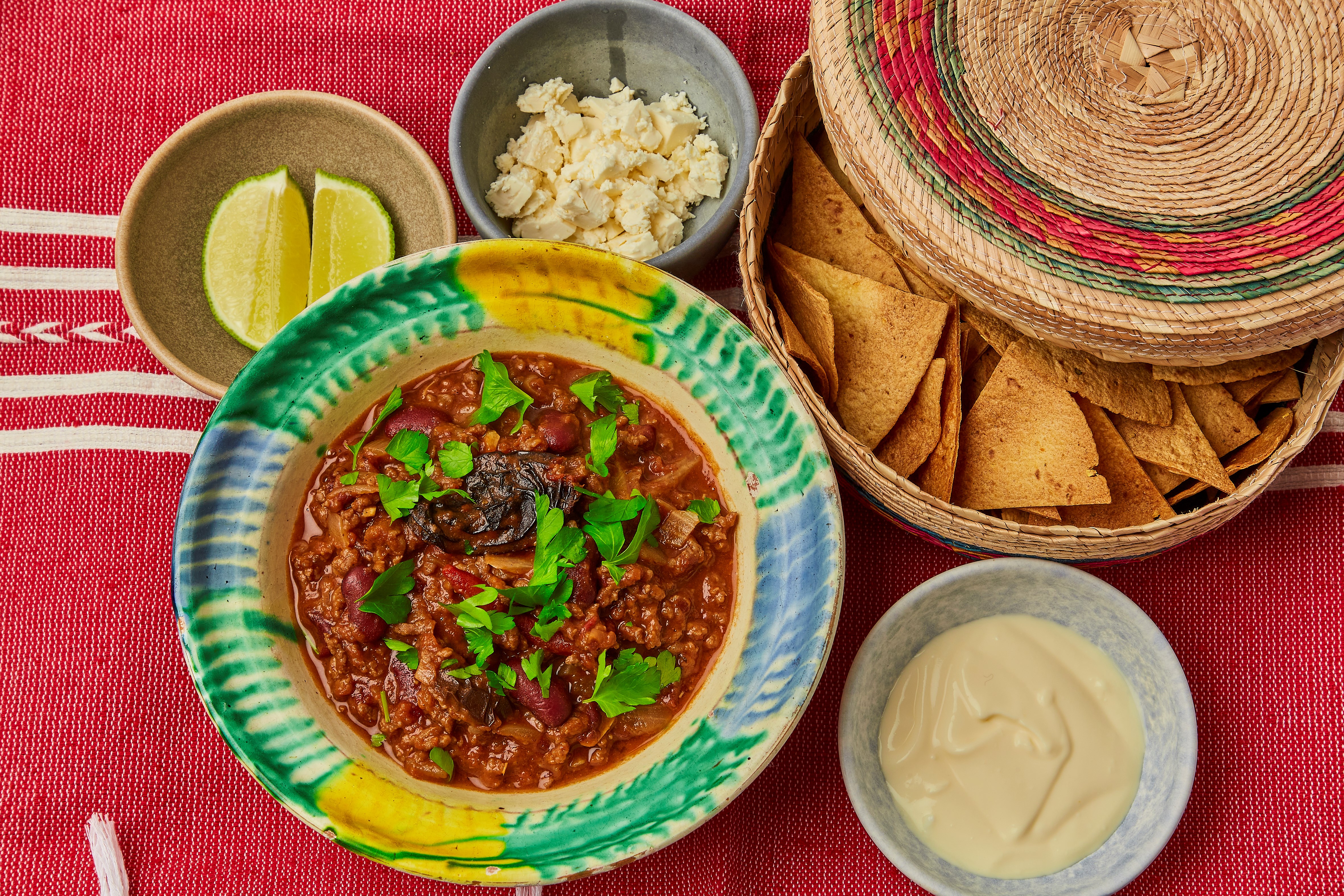 Chili con carne med totopos, creme fraiche &amp; lime - Opskrift fra ...