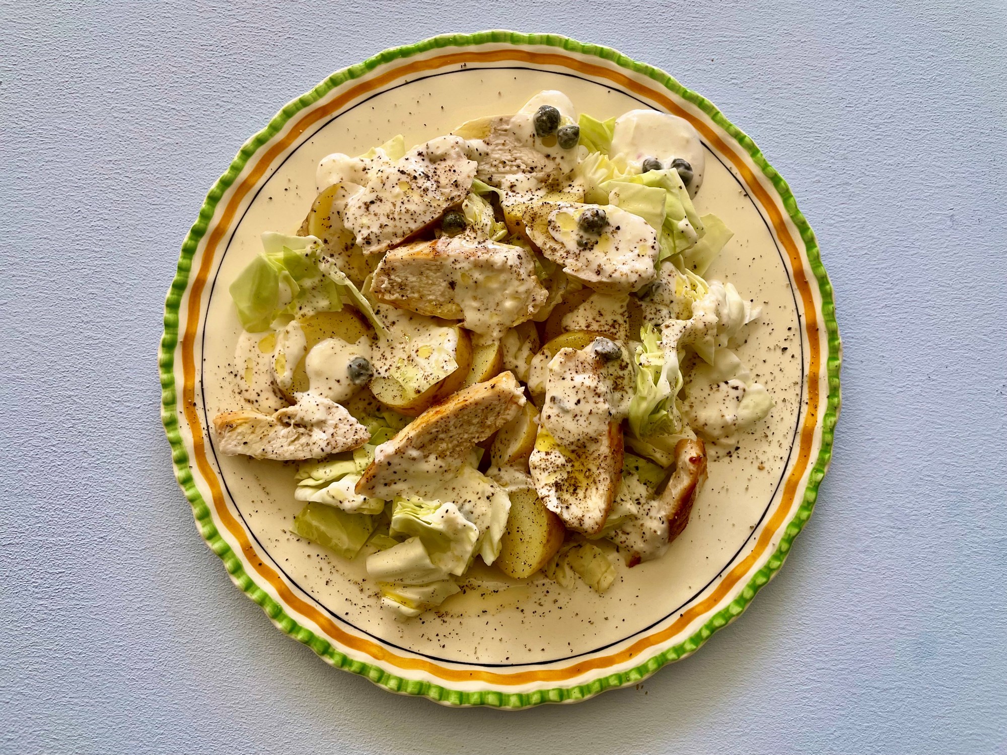 Cæsarsalat med stegt kyllingebryst, nye kartofler, spidskål og parmesan