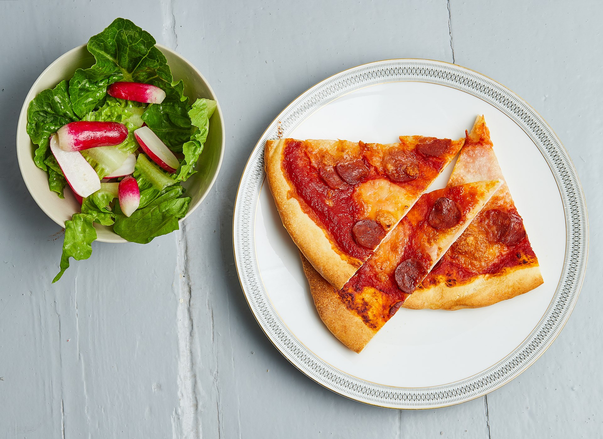 Pizza pølse og salat - fra