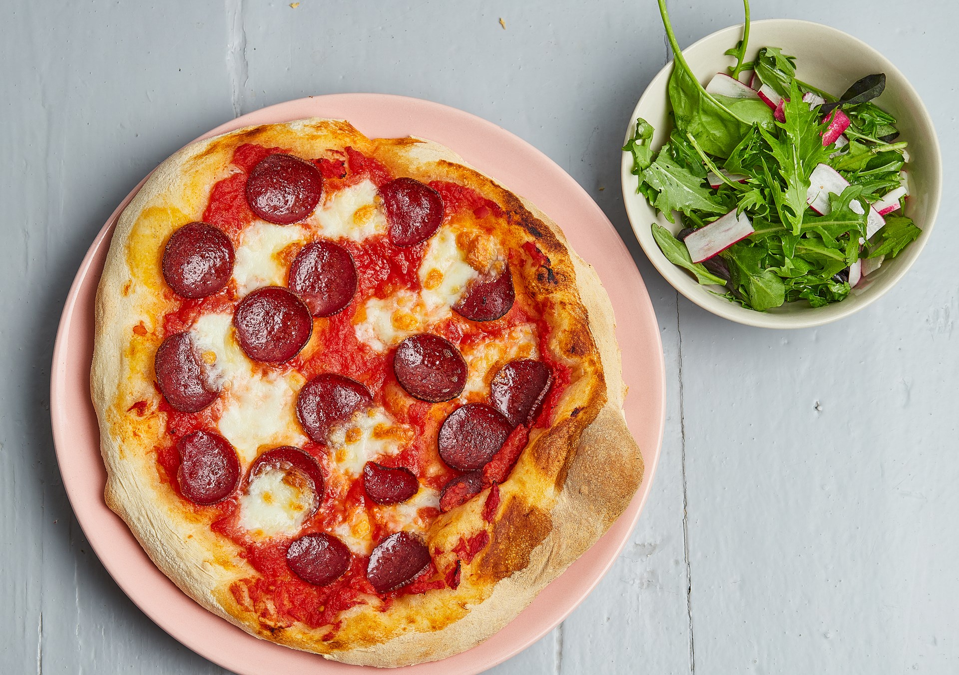 Pizza salami med mozzarella og salat Opskrift fra Skagenfood.dk