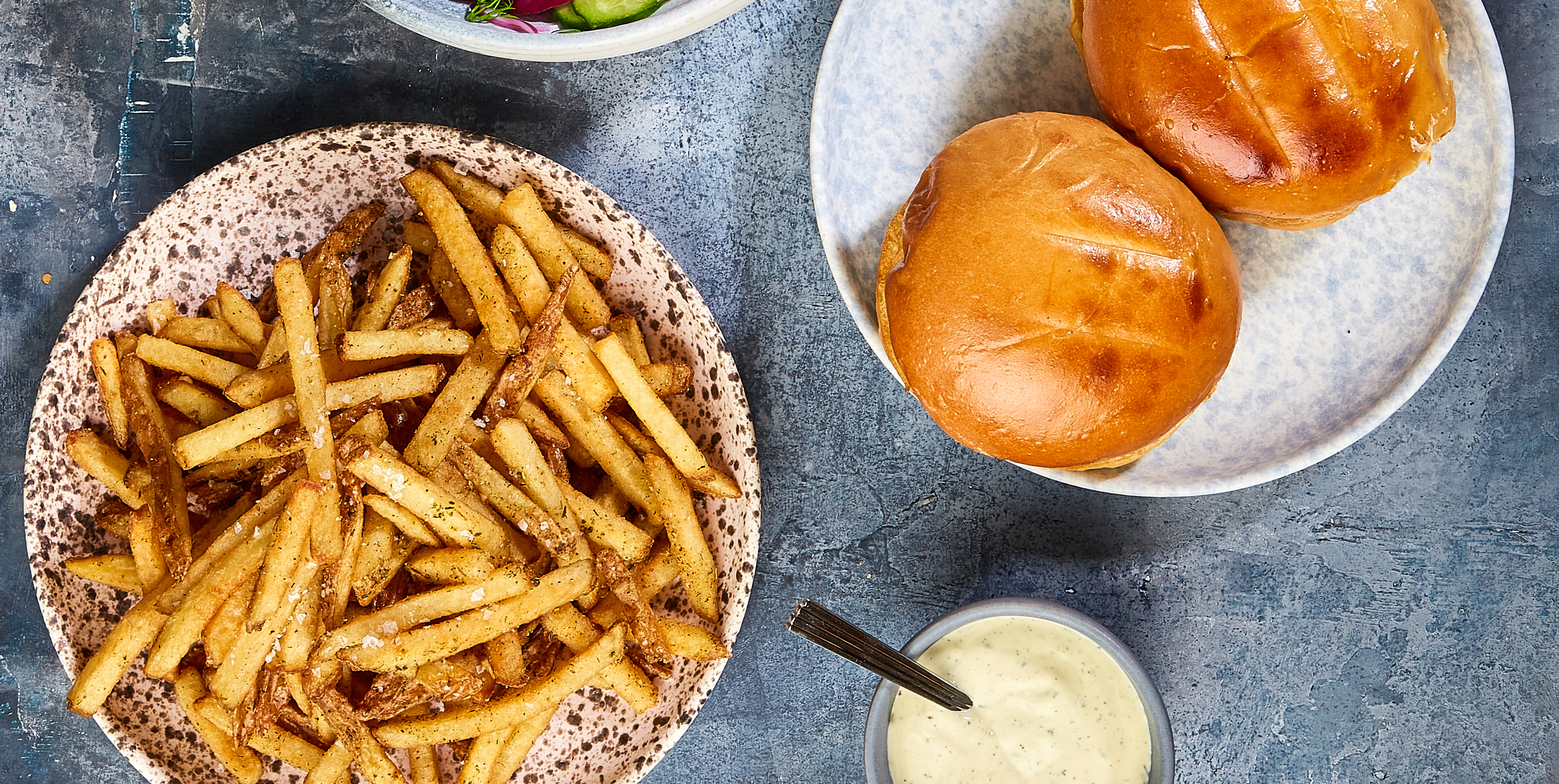Fiske-burger med fritter, remoulade og gnavegrønt