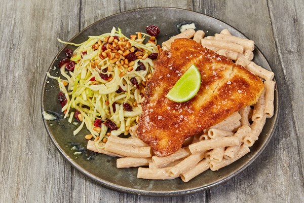 Stegte rødspættefileter med pasta, svampesovs og spidskålsalat