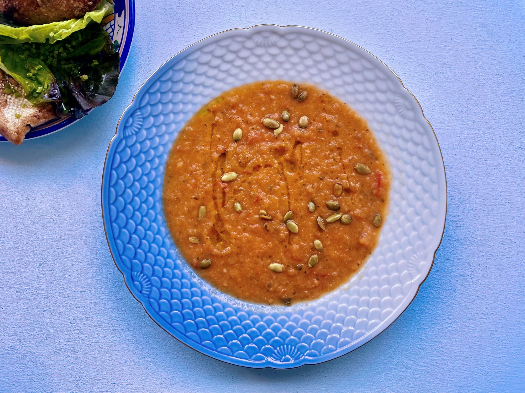 Sprødstegt ising/rødspætte i tomatsquash suppe med en frisk salat