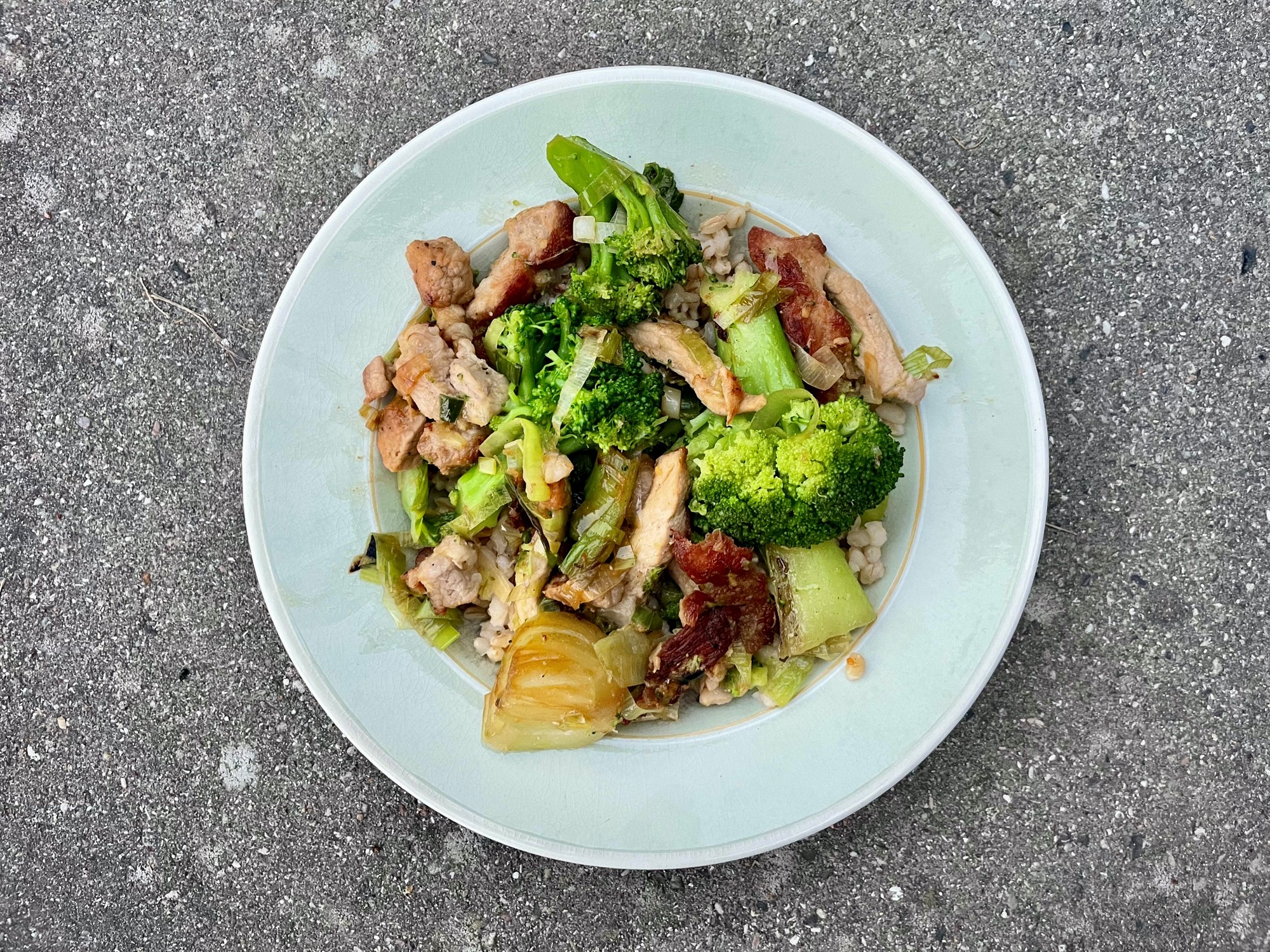 Wokstegt mørbrad med pak choy og broccoli
