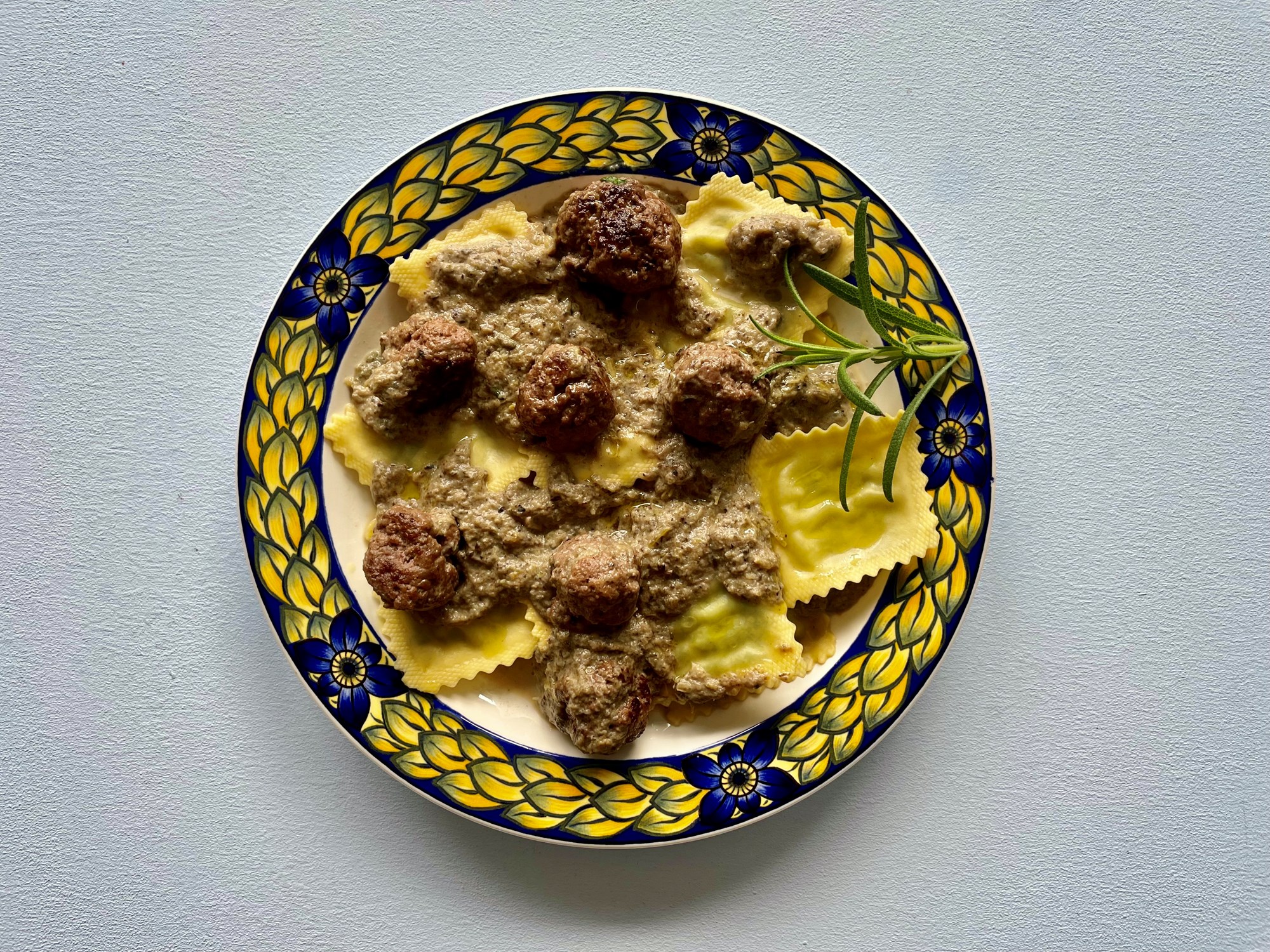 Kødboller i svampesovs med ravioli med spinat og ricotta