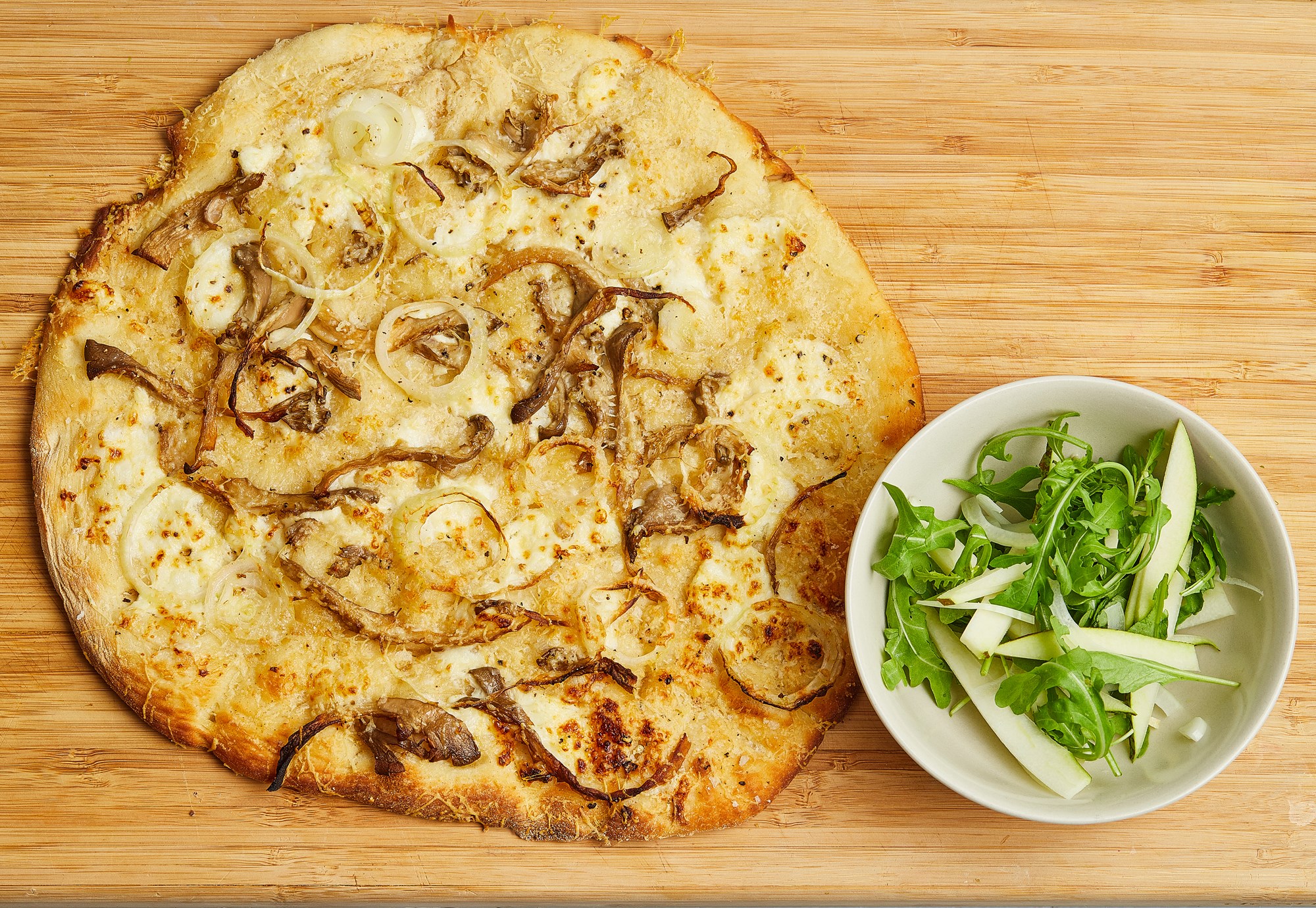 Pizza bianca med svampe og rucolasalat