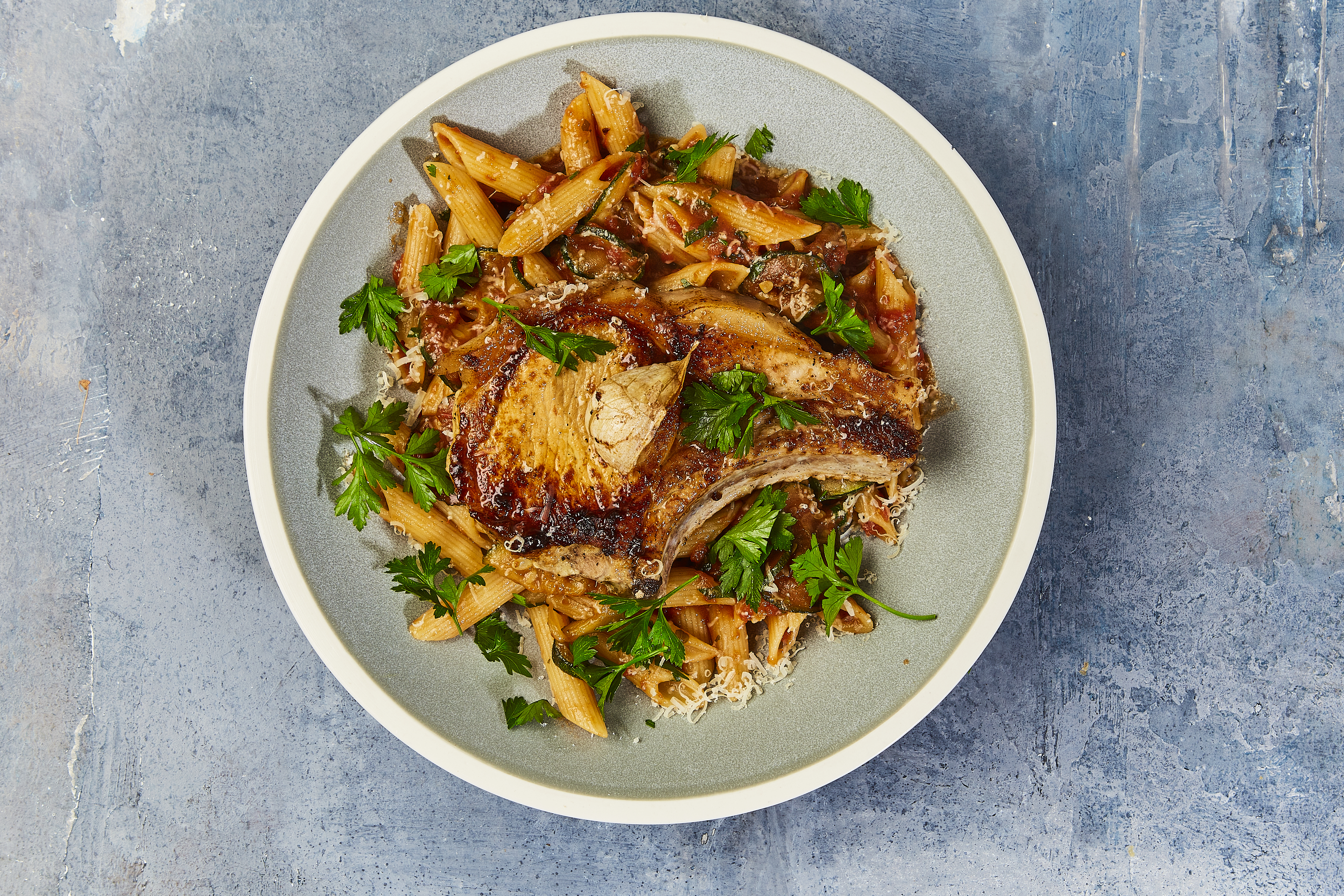 Rigatoni all'arrabbiata med kotelet og spicy squash