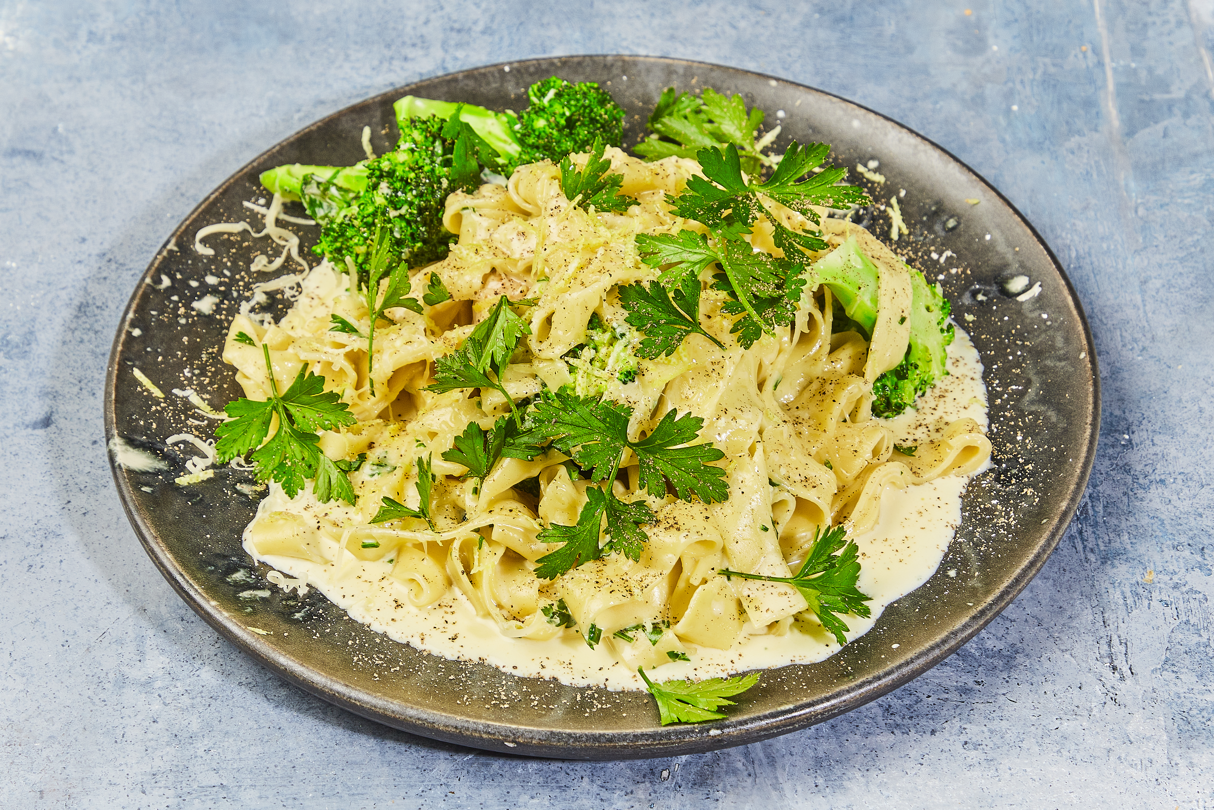 Cremet pasta med broccoli og ovnbagt torsk/lyssej/havkat
