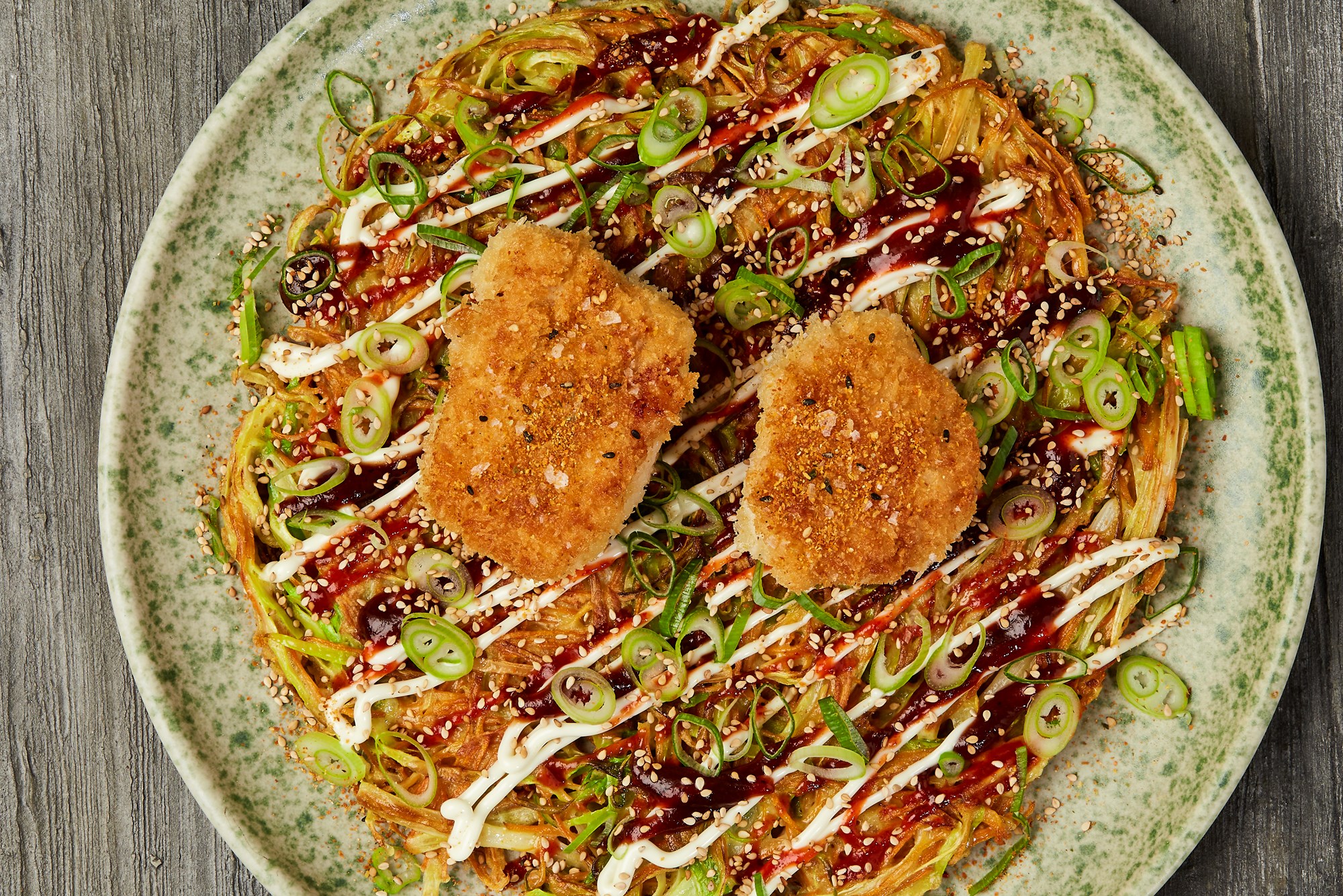 Okonomiyaki med gomashio, pankostegt sej, forårsløg, hoisin og Shichimi tôgarashi