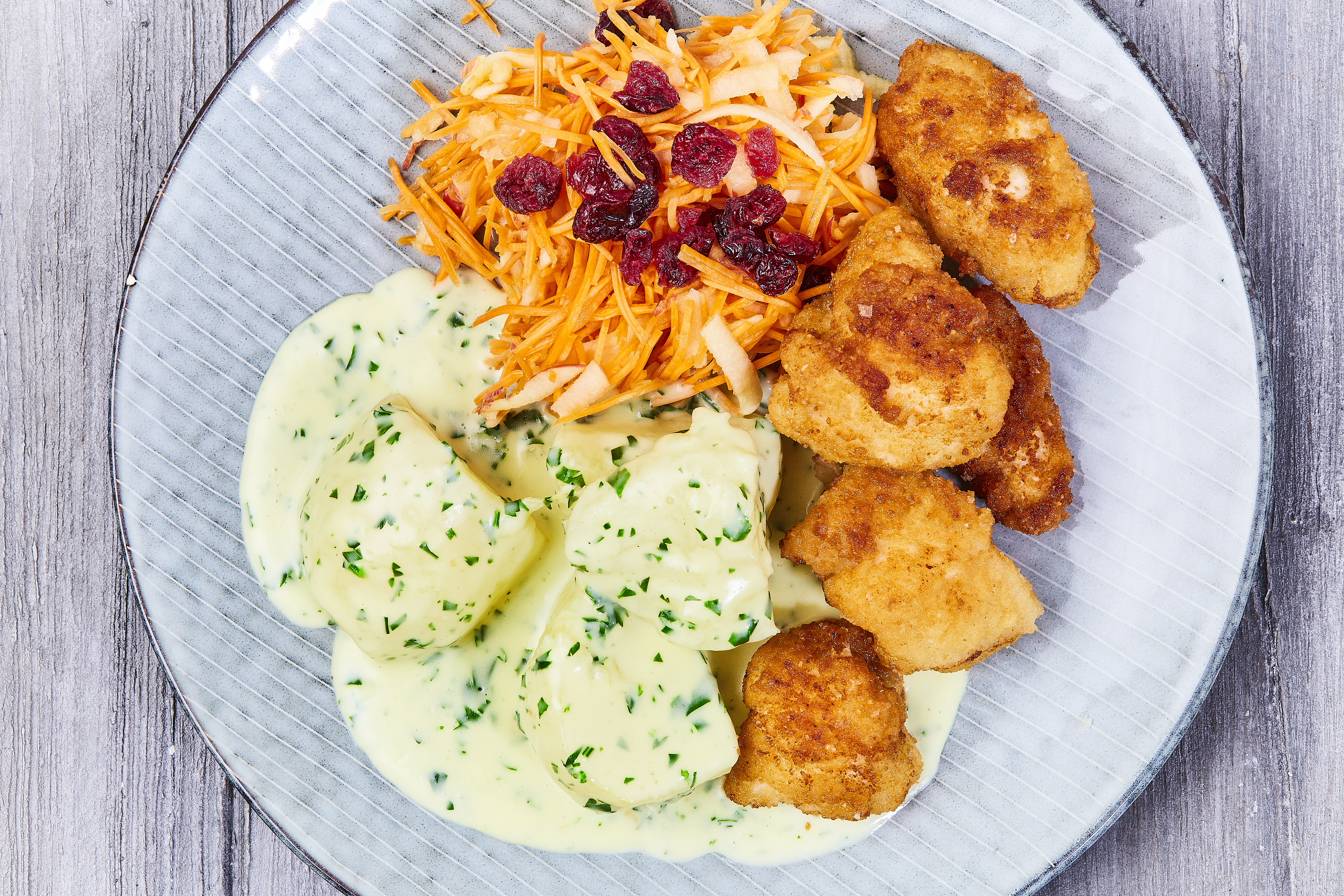 Langenuggets med persillesovs, kartofler og æble-gulerodssalat med appelsin og traneb...