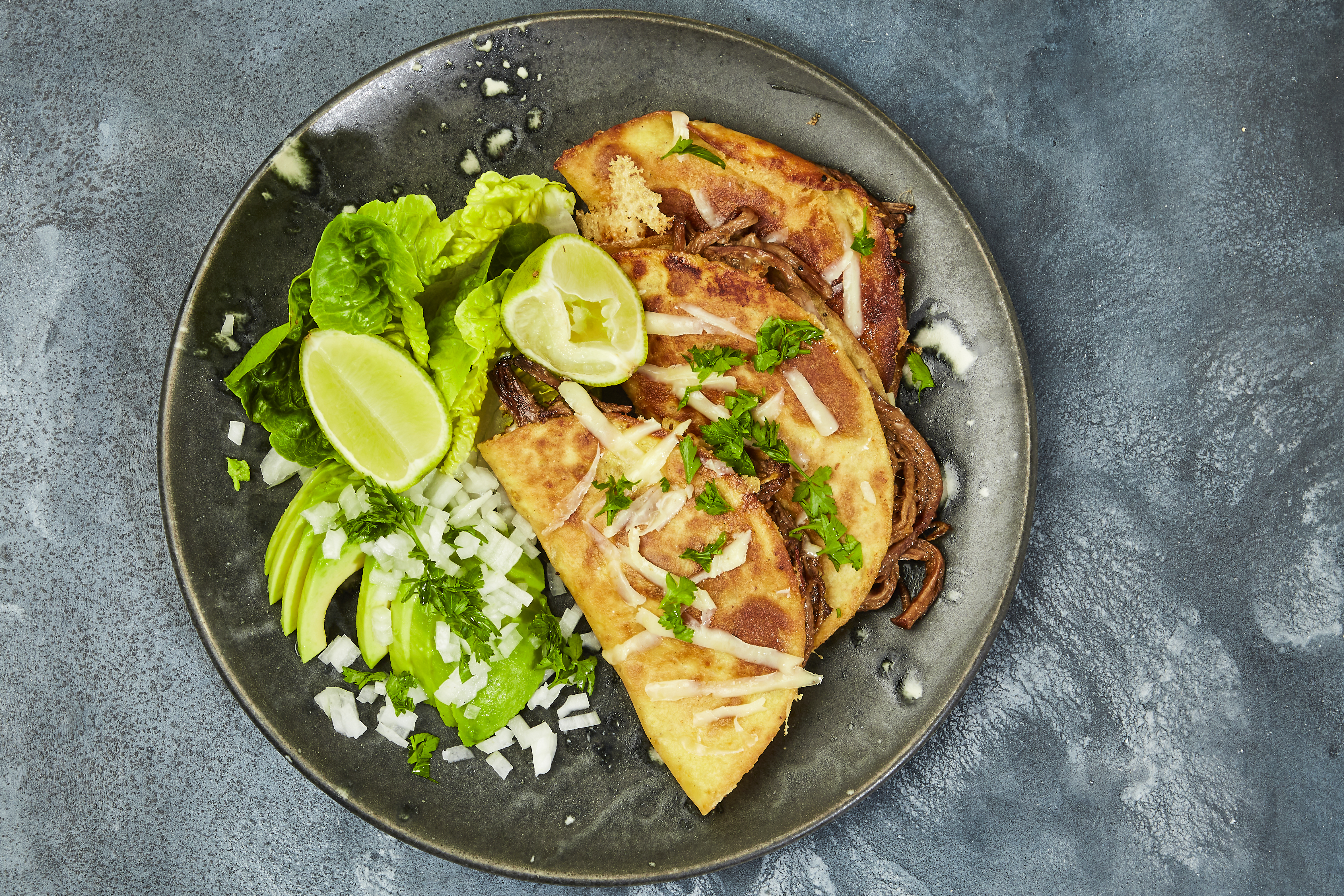 Mexikanske quesabirria tacos med mør okse og avokado