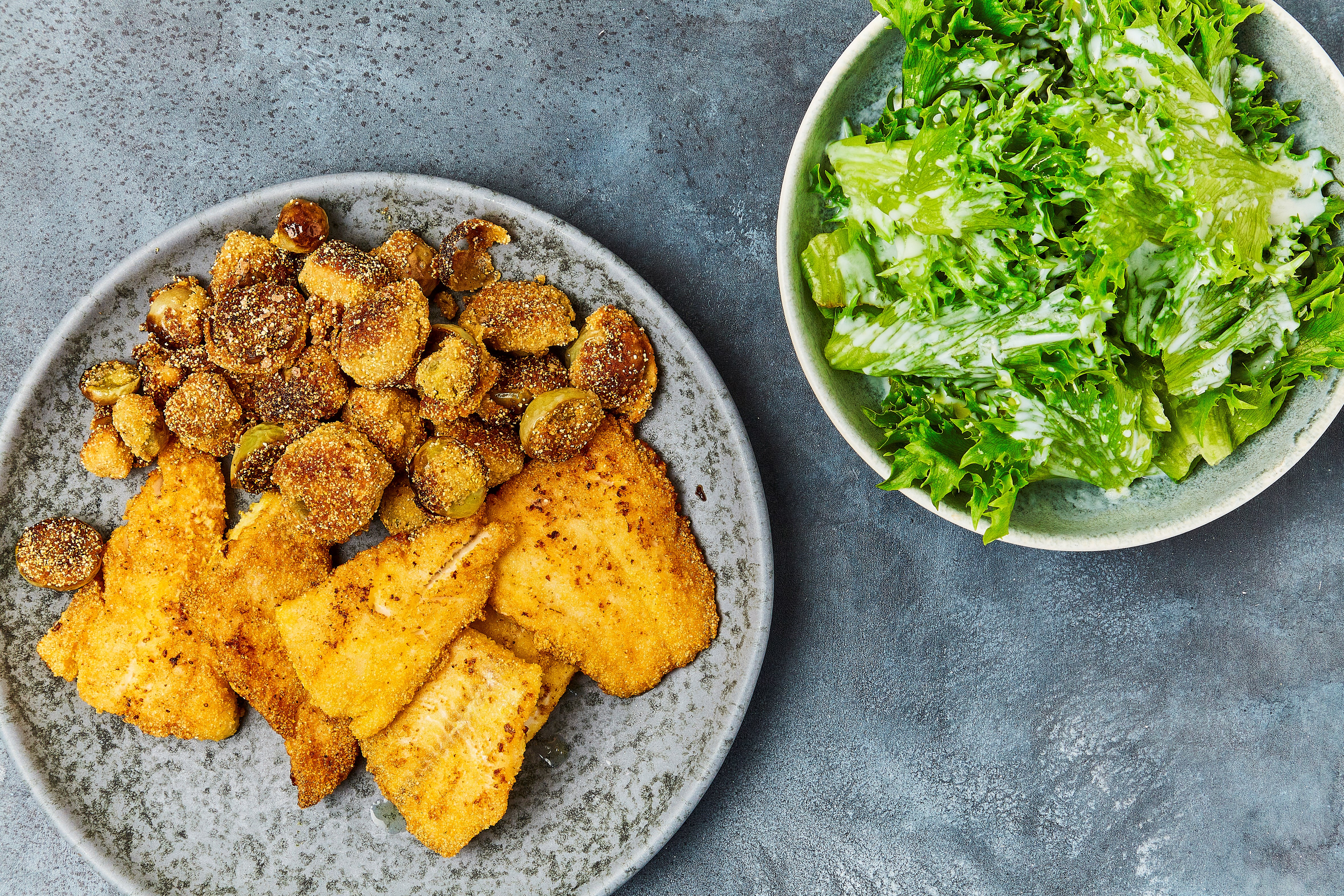 Majs-stegt kulmule med southern-style fried green tomatoes og salat ...