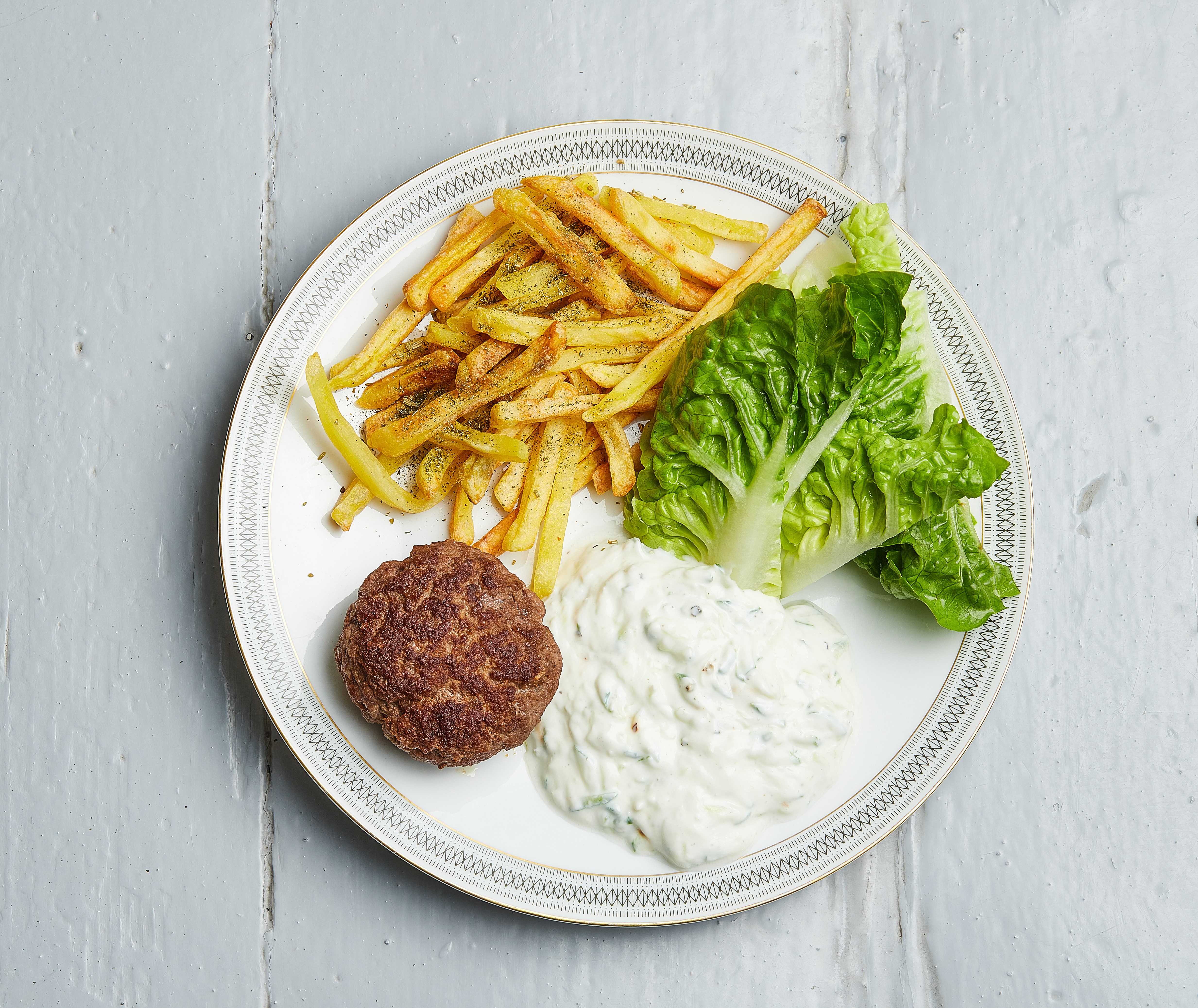 Hakkebøf med græske pommes og tzatziki - Opskrift fra Skagenfood.dk