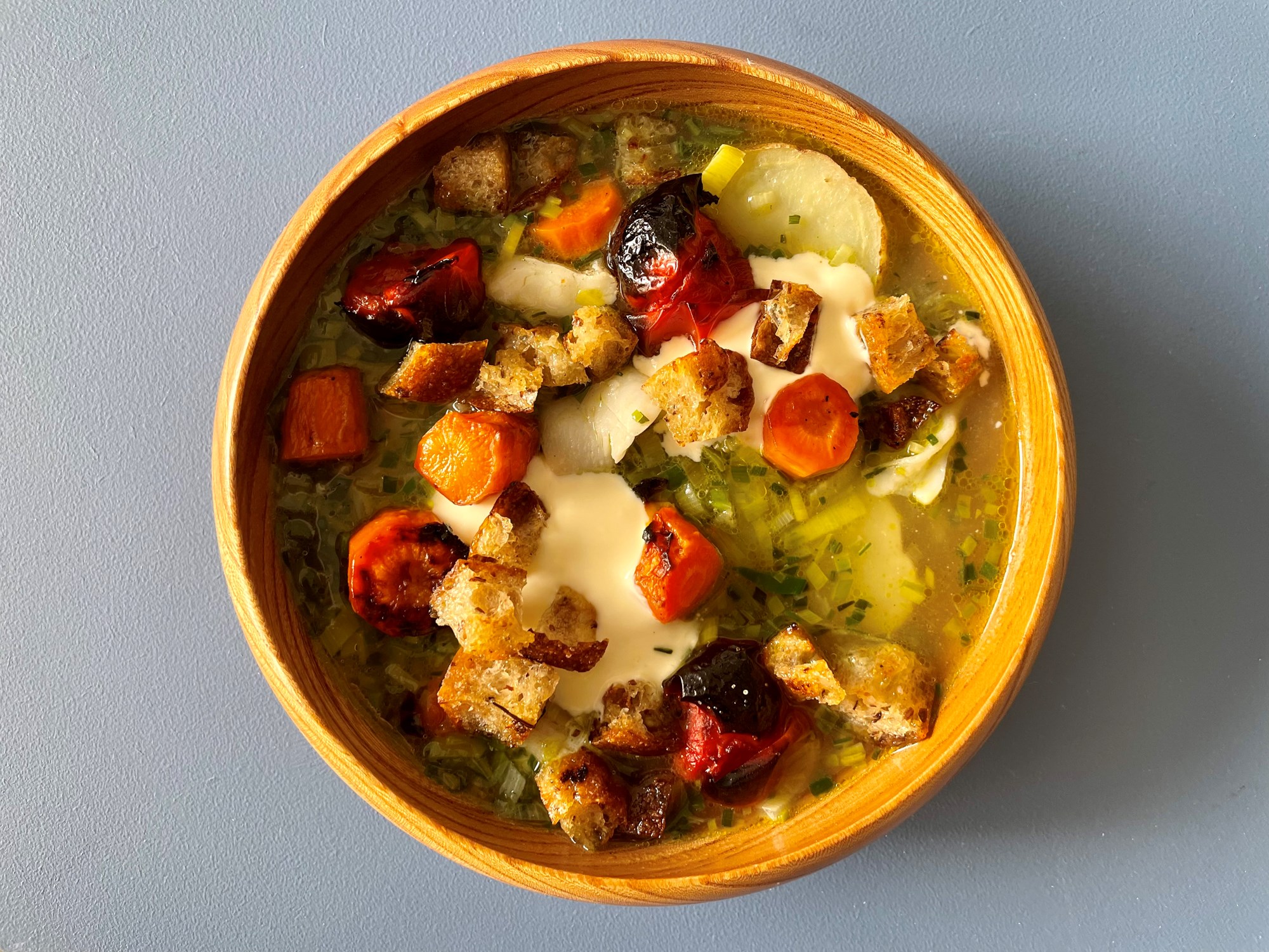 Suppe på mørksej med farvede gulerødder, cherrytomater og creme frisk