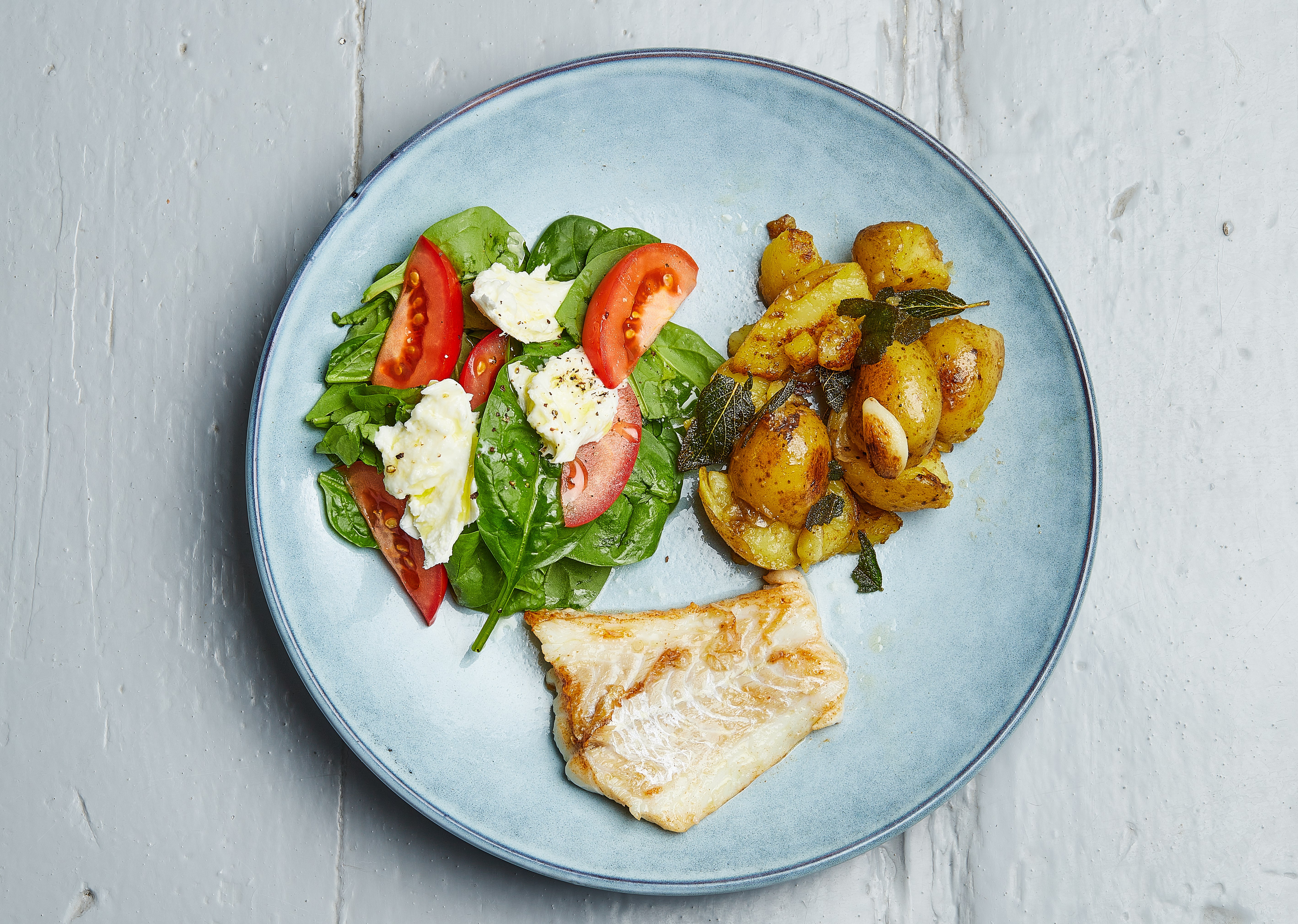 Kuller med knuste salvie kartofler og spinatsalat - Opskrift fra ...