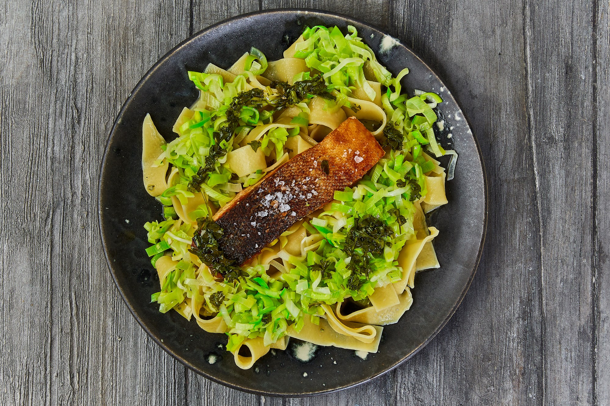 Bagt laks med porrer og pappardelle i bagnèt verd piemontese