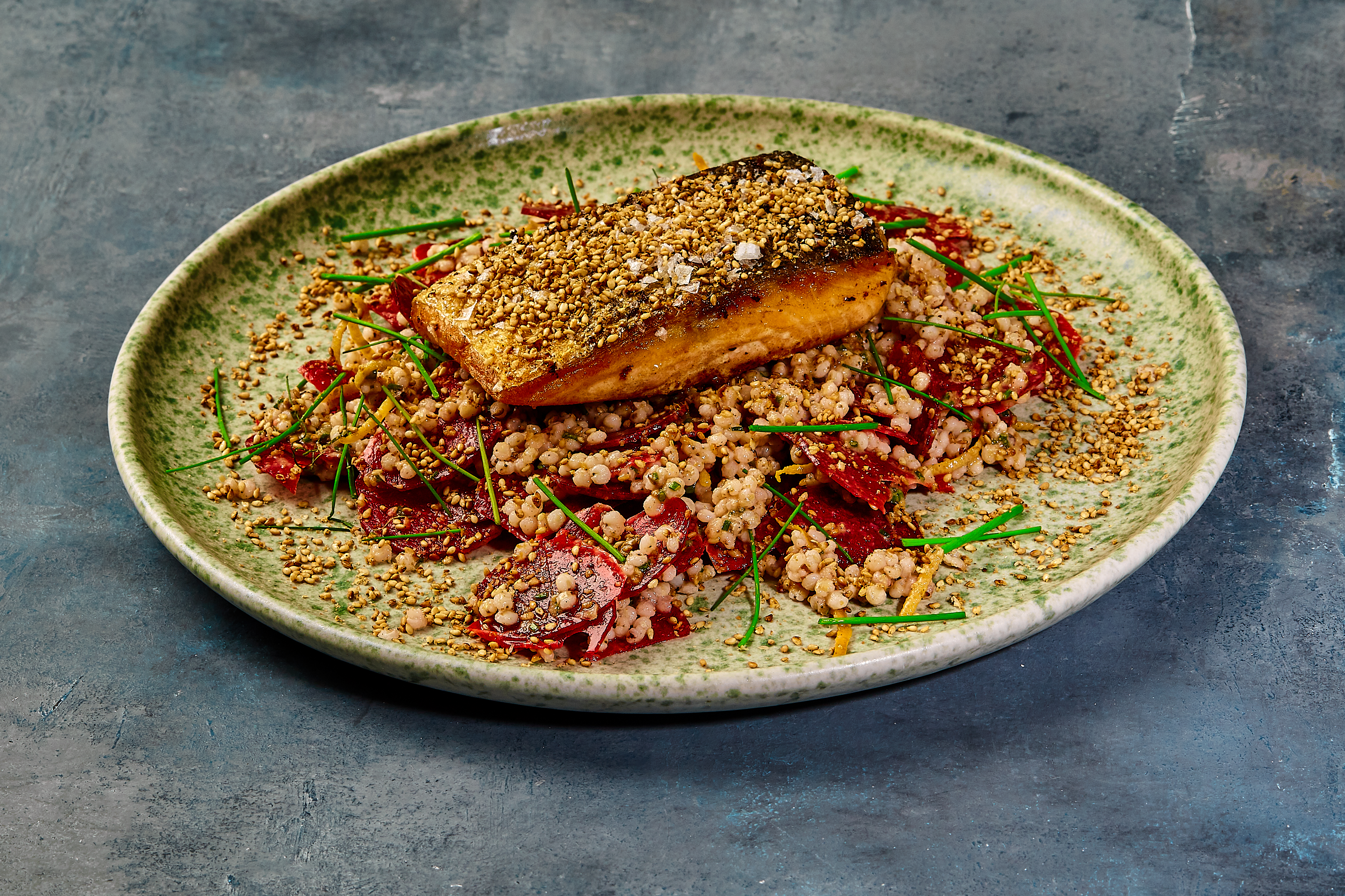 Stegt laks med sorghum og rødbedesalat
